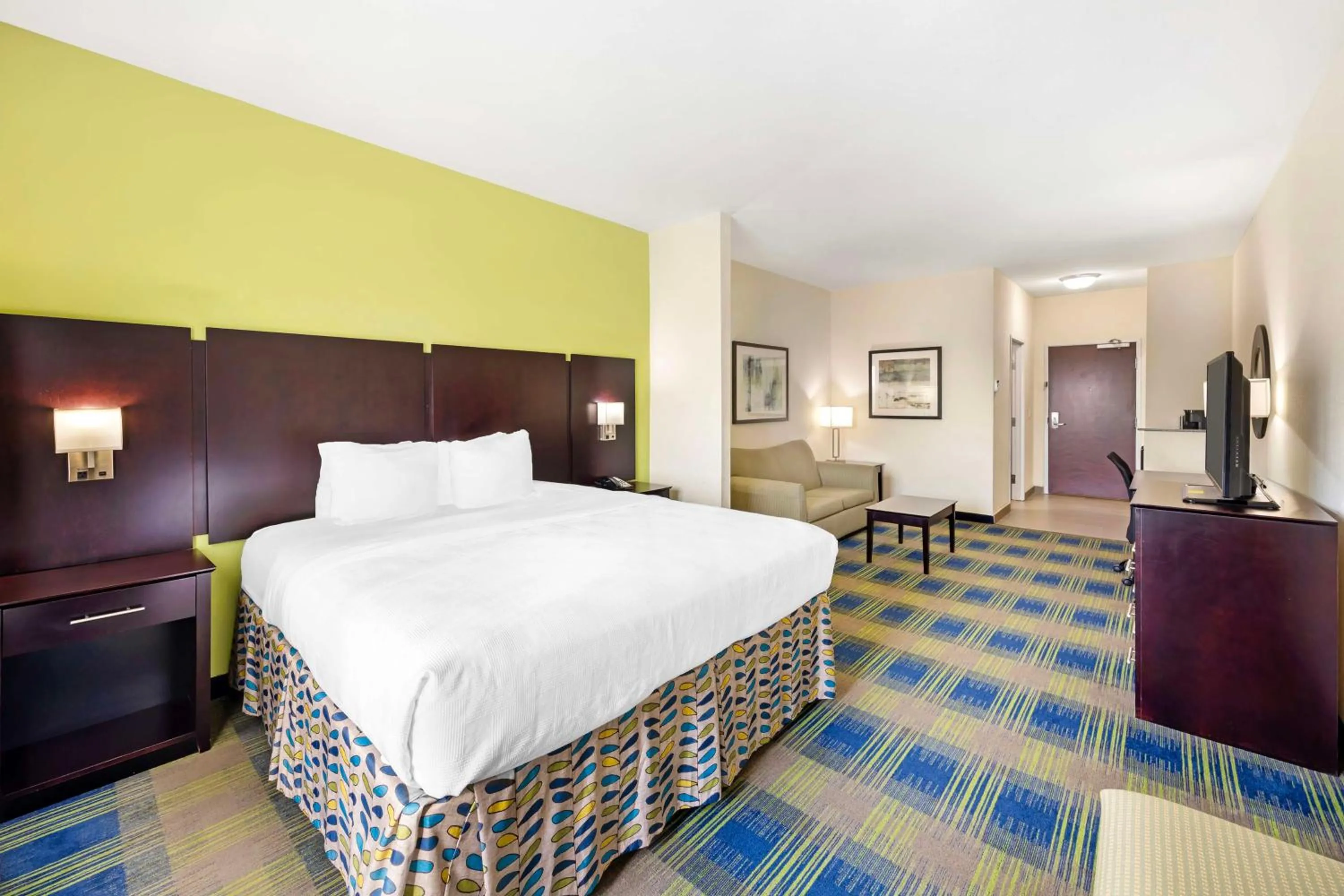 King Suite in Best Western Plus Pratt