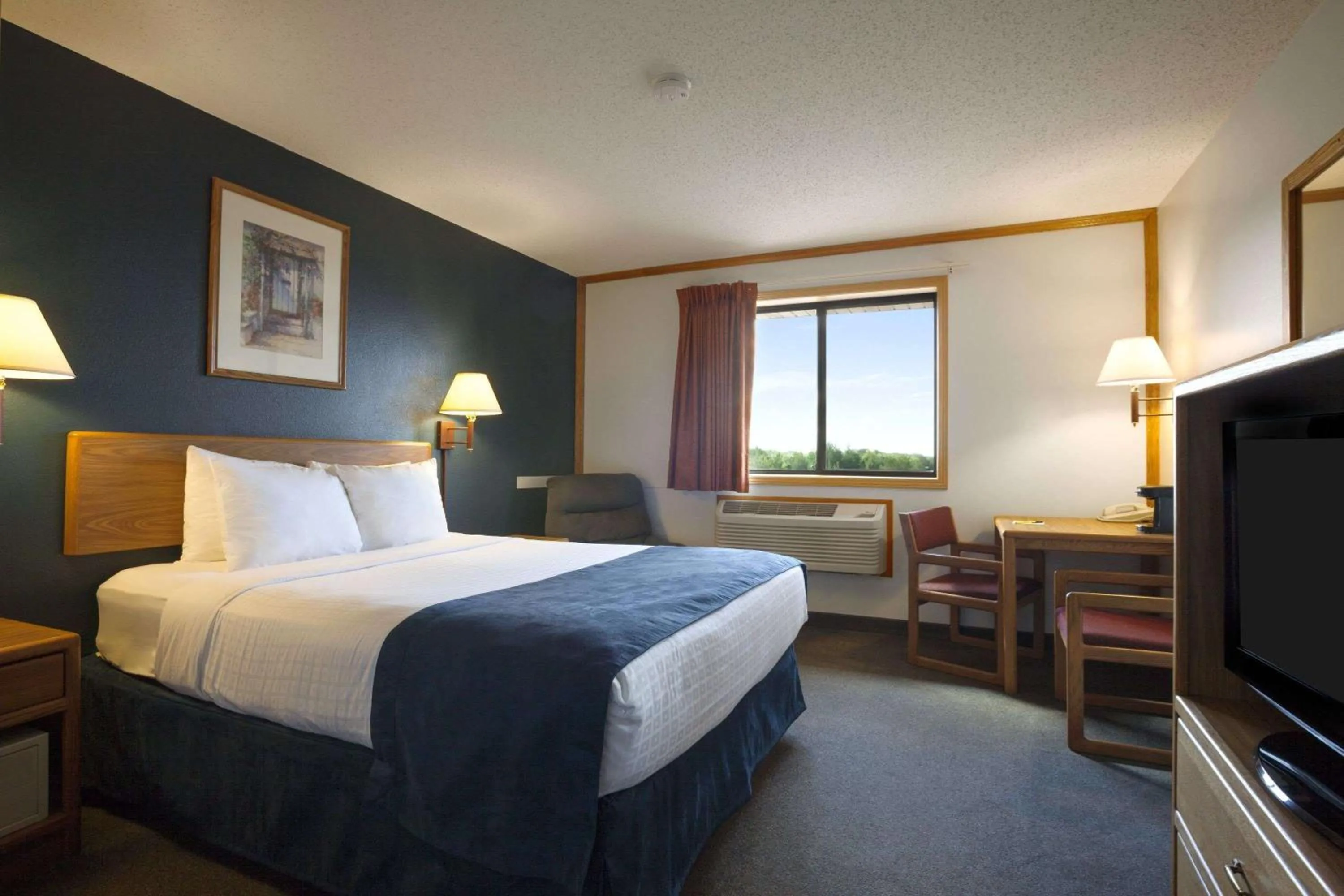 Queen Room with Roll-In Shower - Mobility Accessible/Non-Smoking in Super 8 by Wyndham Eveleth