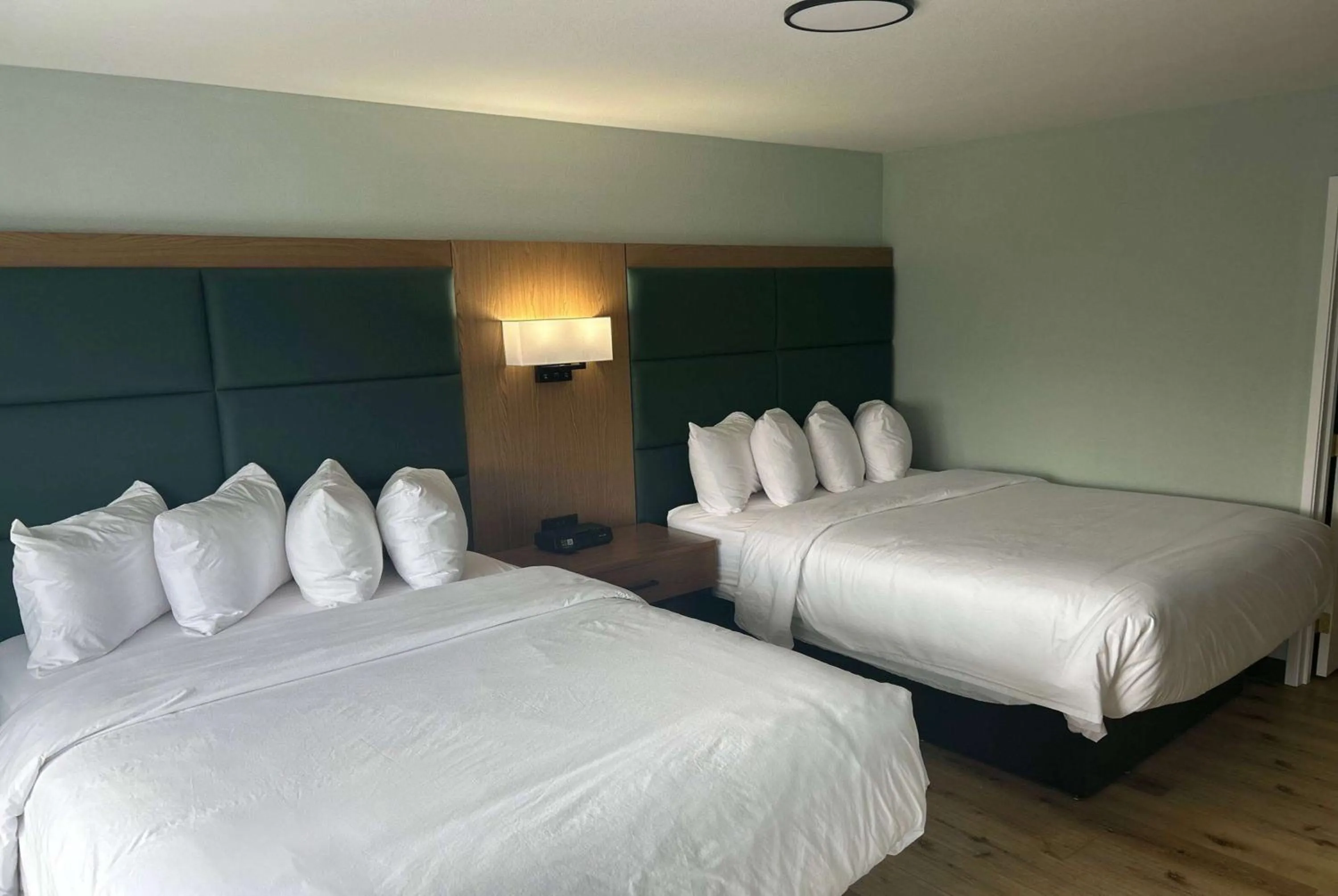 Queen Room with Two Queen Beds, Mobility Access and Bathtub with Grab Bars, Non-Smoking in Wingate By Wyndham Mansfield Ontario