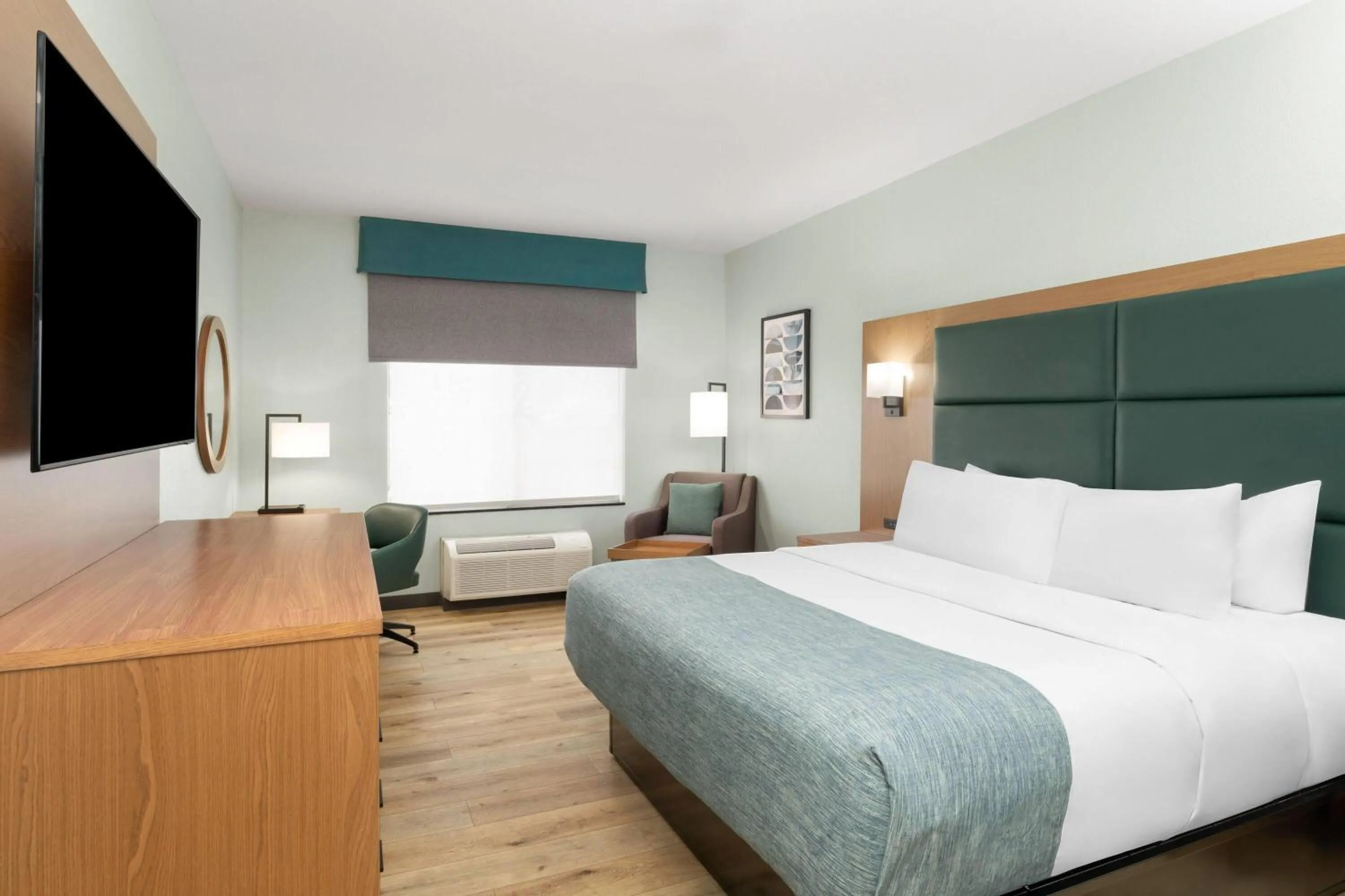 King Room - Non-Smoking in Wingate By Wyndham Mansfield Ontario