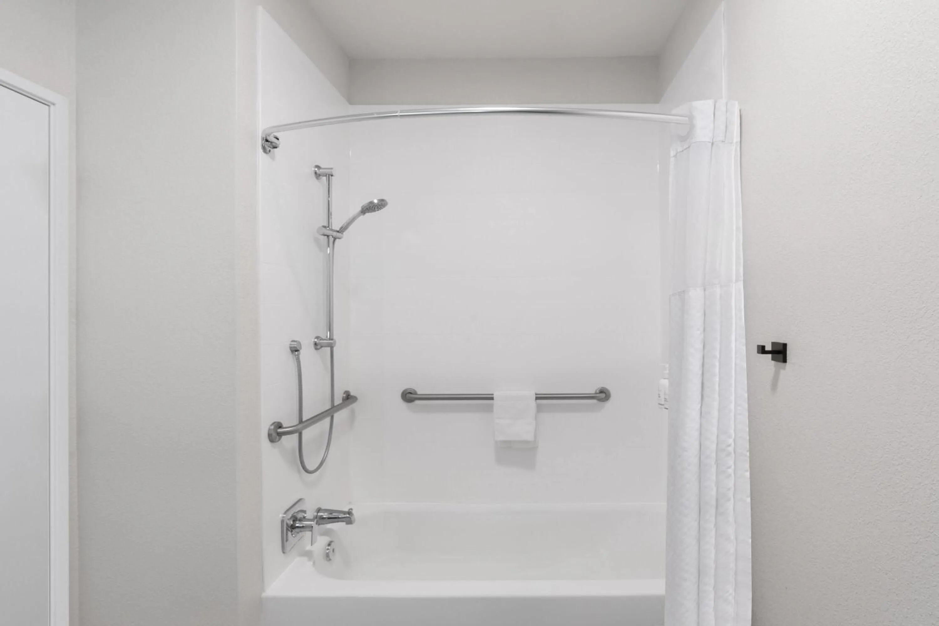 King Suite with Hearing Access and Bathtub with Grab Bars, Non-Smoking in Wingate By Wyndham Mansfield Ontario