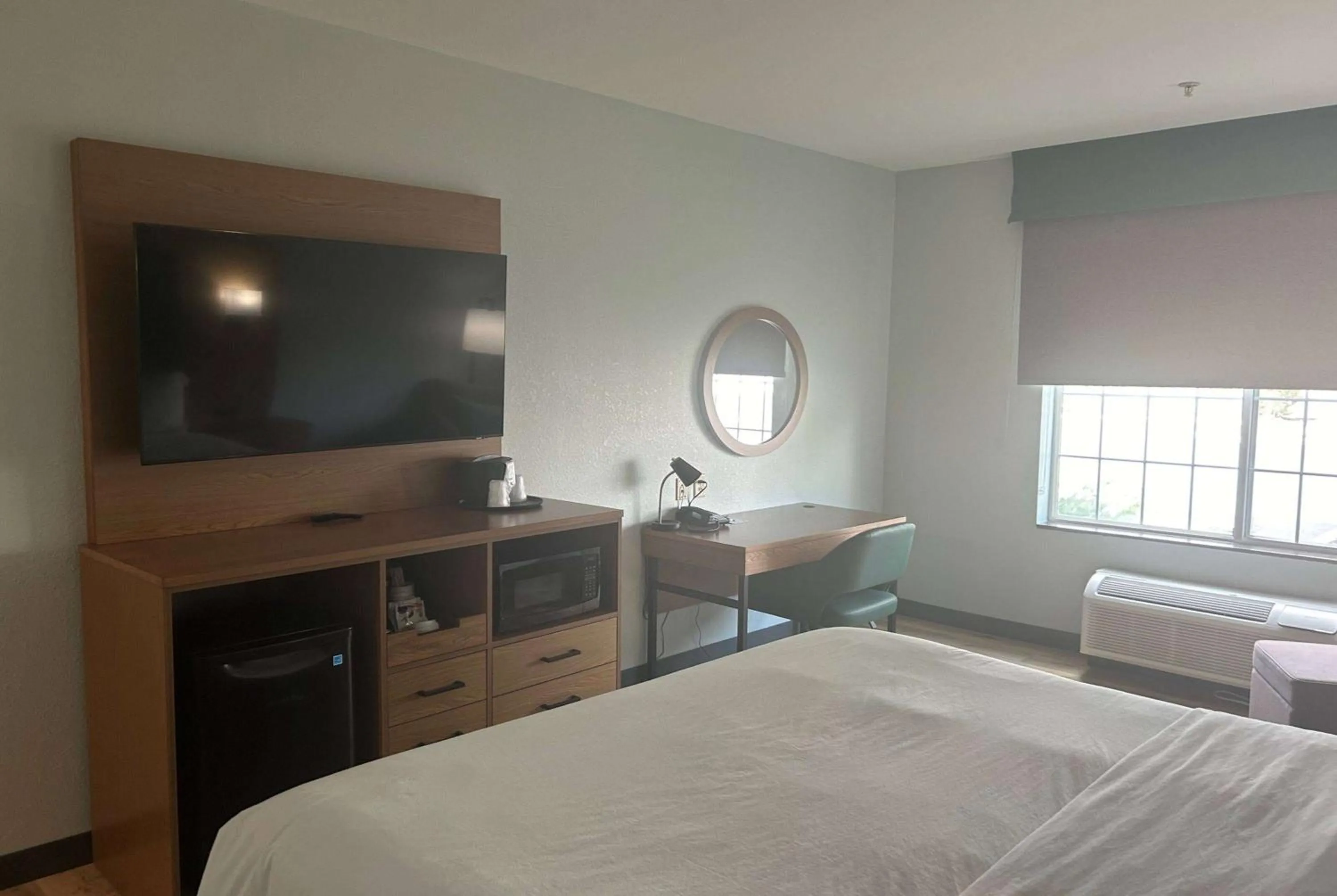 King Suite with Hearing Access and Bathtub with Grab Bars, Non-Smoking in Wingate By Wyndham Mansfield Ontario