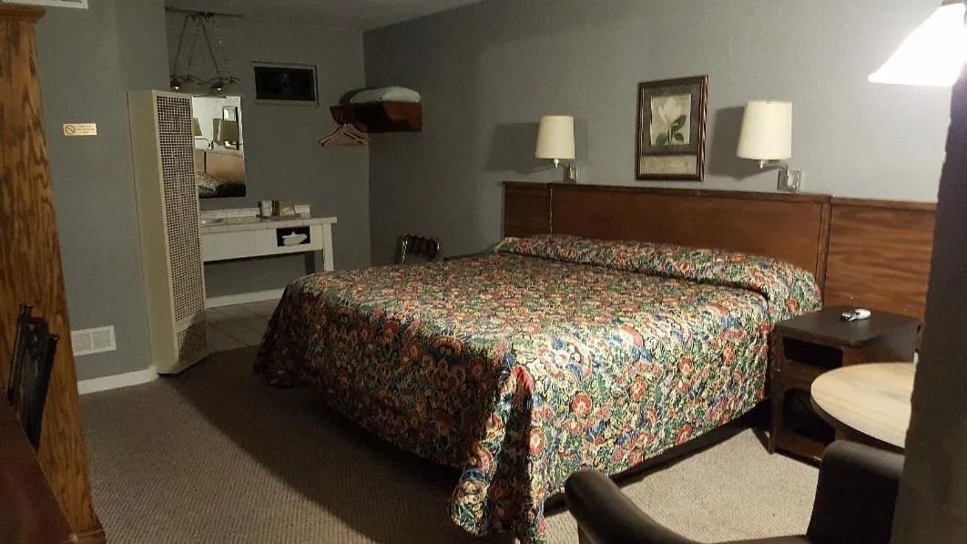 Queen Room in Frontier Motel