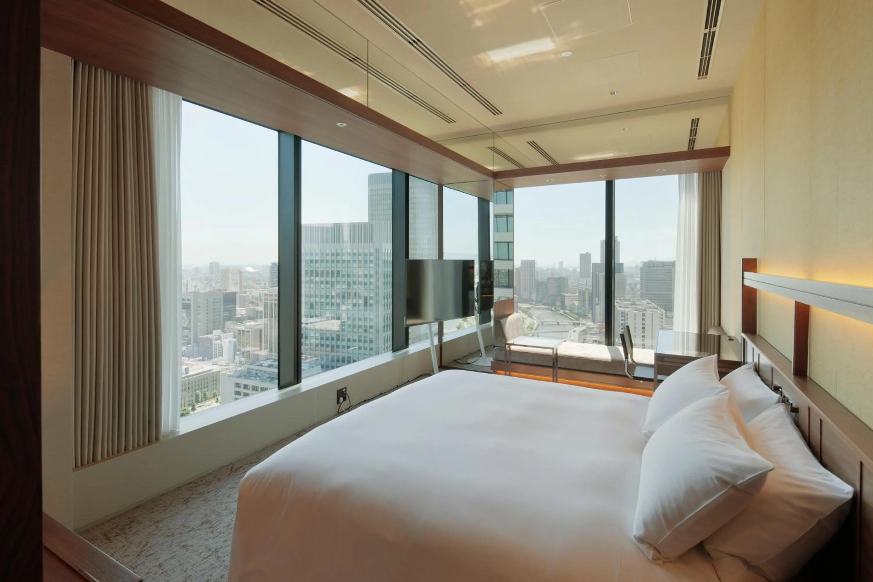 Luxury Corner King Room with Lounge Access - High Floor - Non-Smoking in Candeo Hotels Osaka The Tower