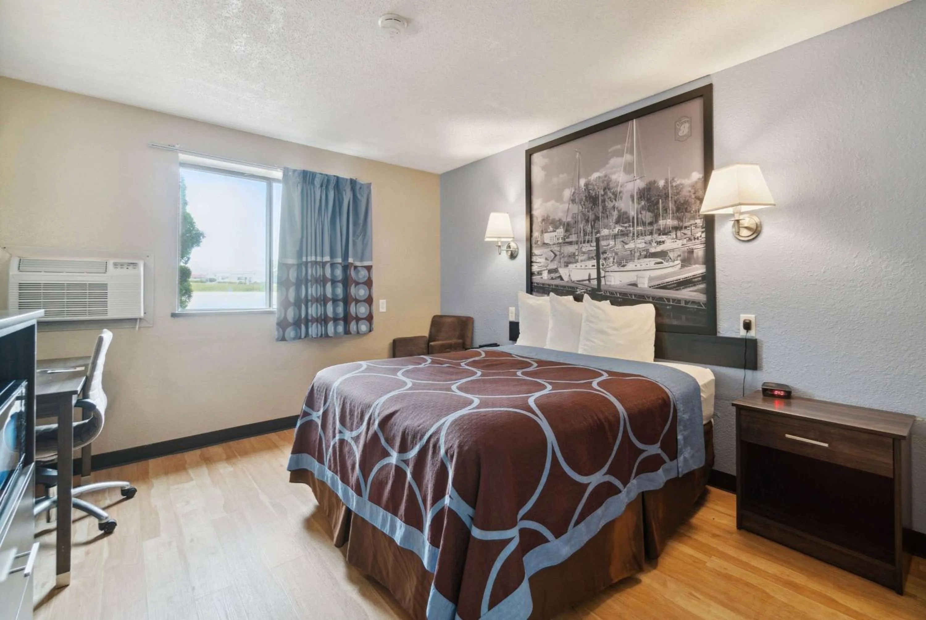 Deluxe Queen Room - Non-Smoking in Super 8 by Wyndham Kenosha/Pleasant Prairie