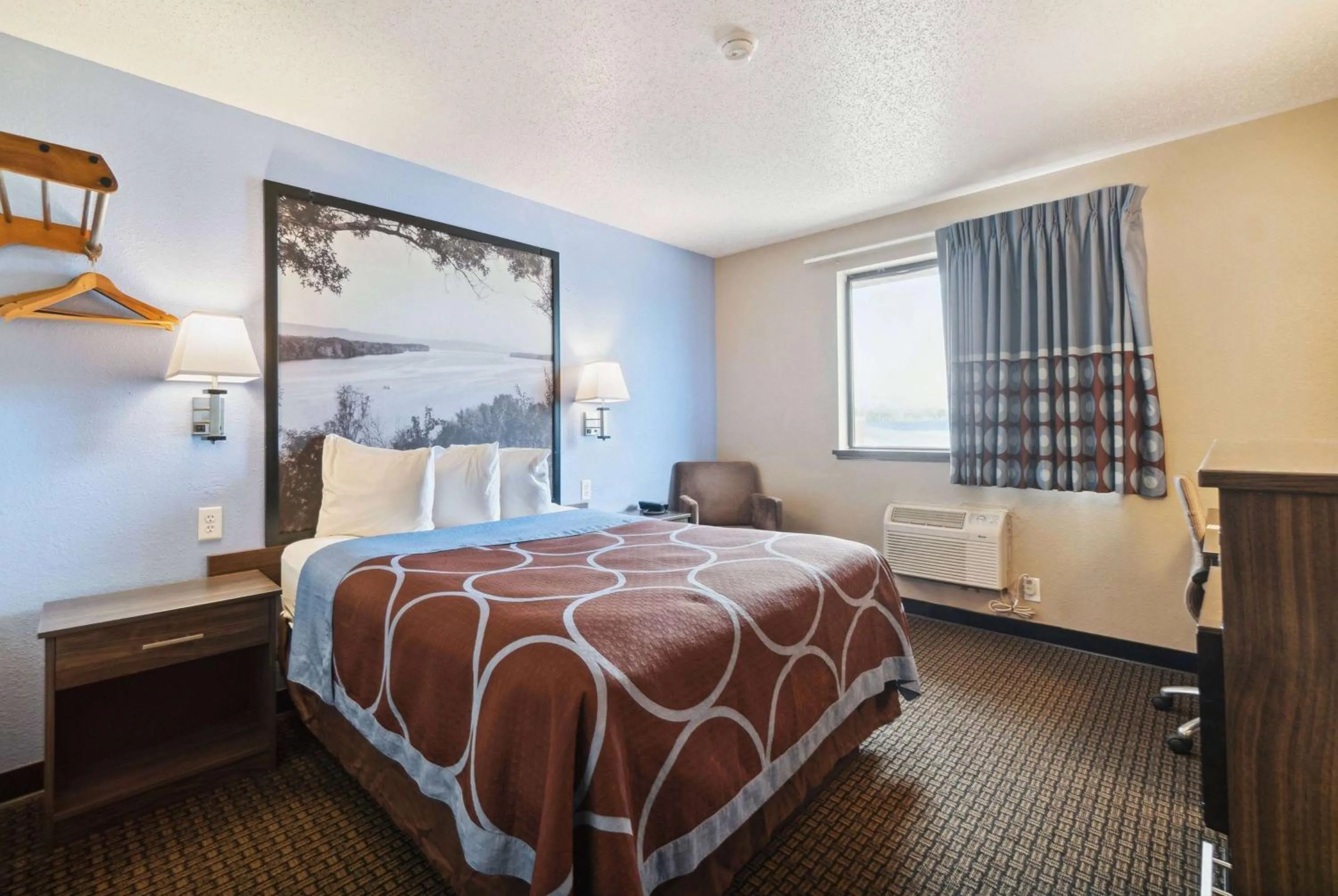 1 Queen Bed - Non-Smoking in Super 8 by Wyndham Kenosha/Pleasant Prairie