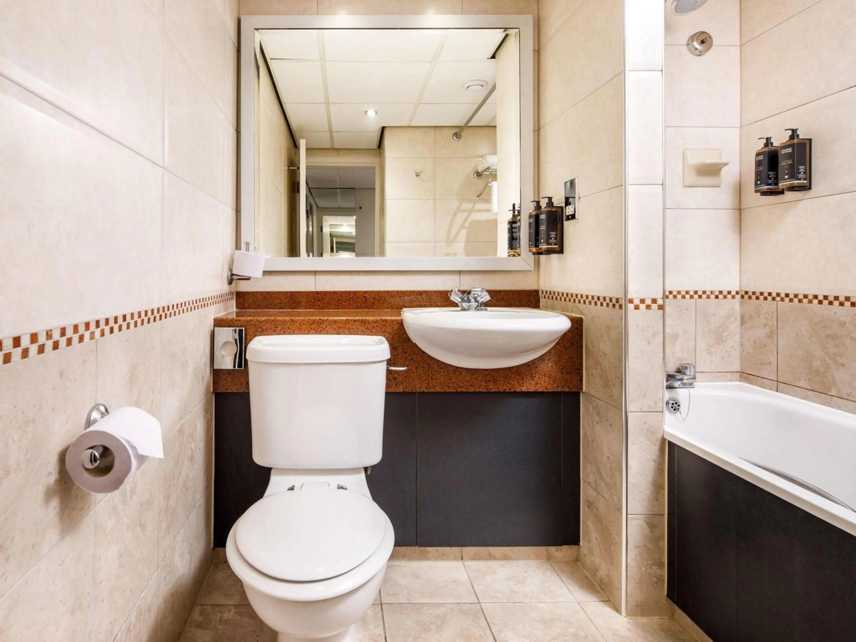 Classic Twin Room in Mercure Chester Abbots Well Hotel