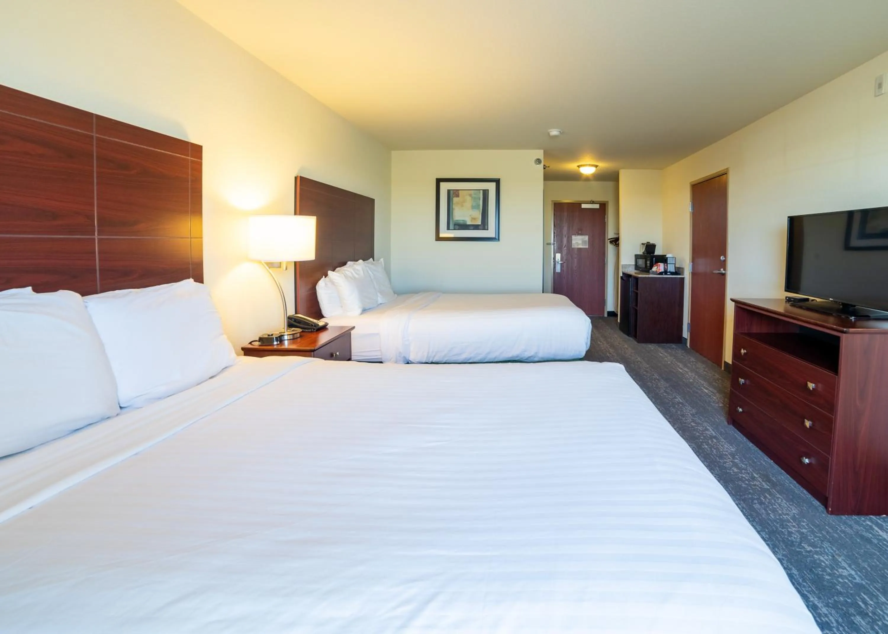 Queen Room - Disability Access in Cobblestone Inn and Suites - Eaton