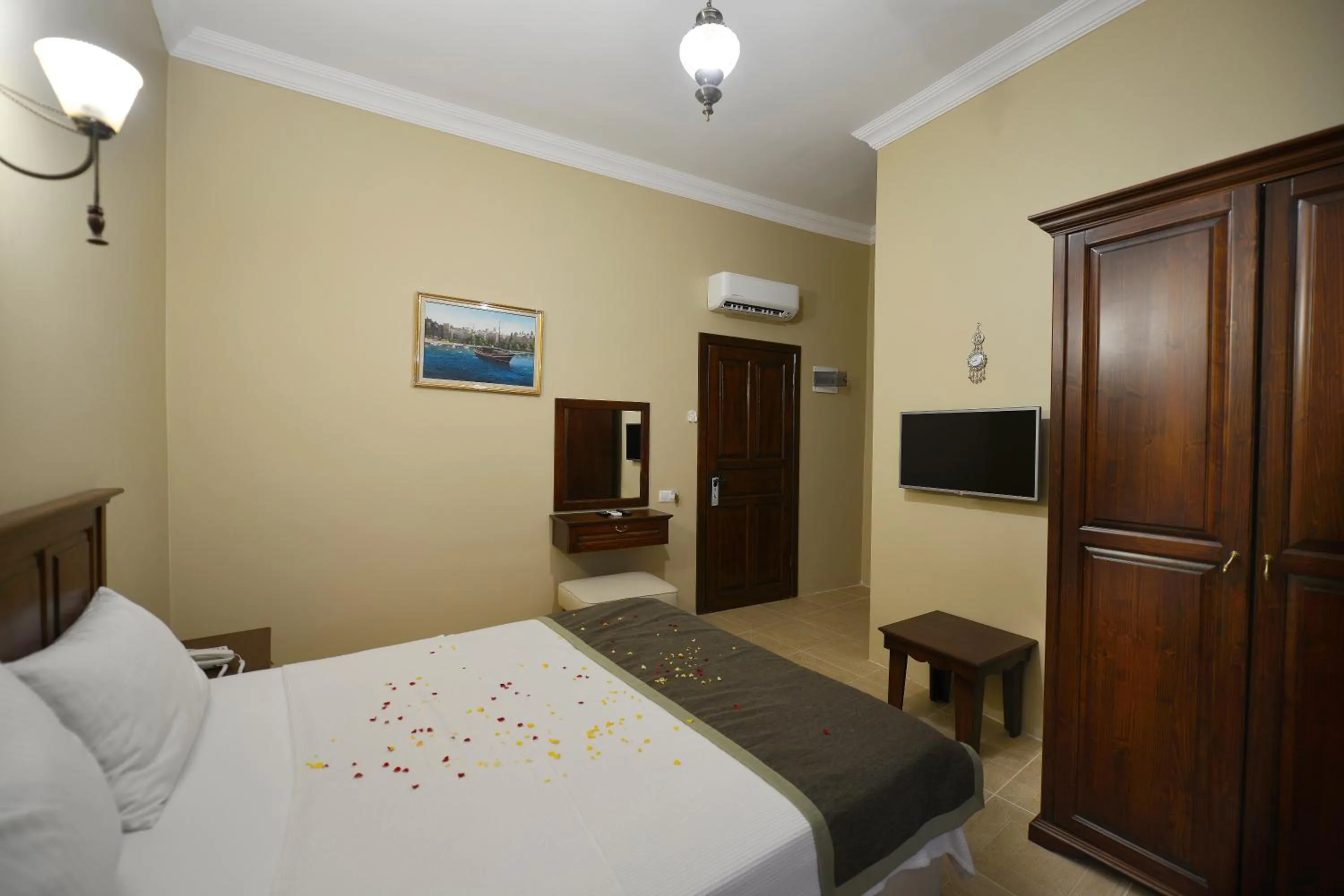 Deluxe Double Room in Hadrian Gate Hotel