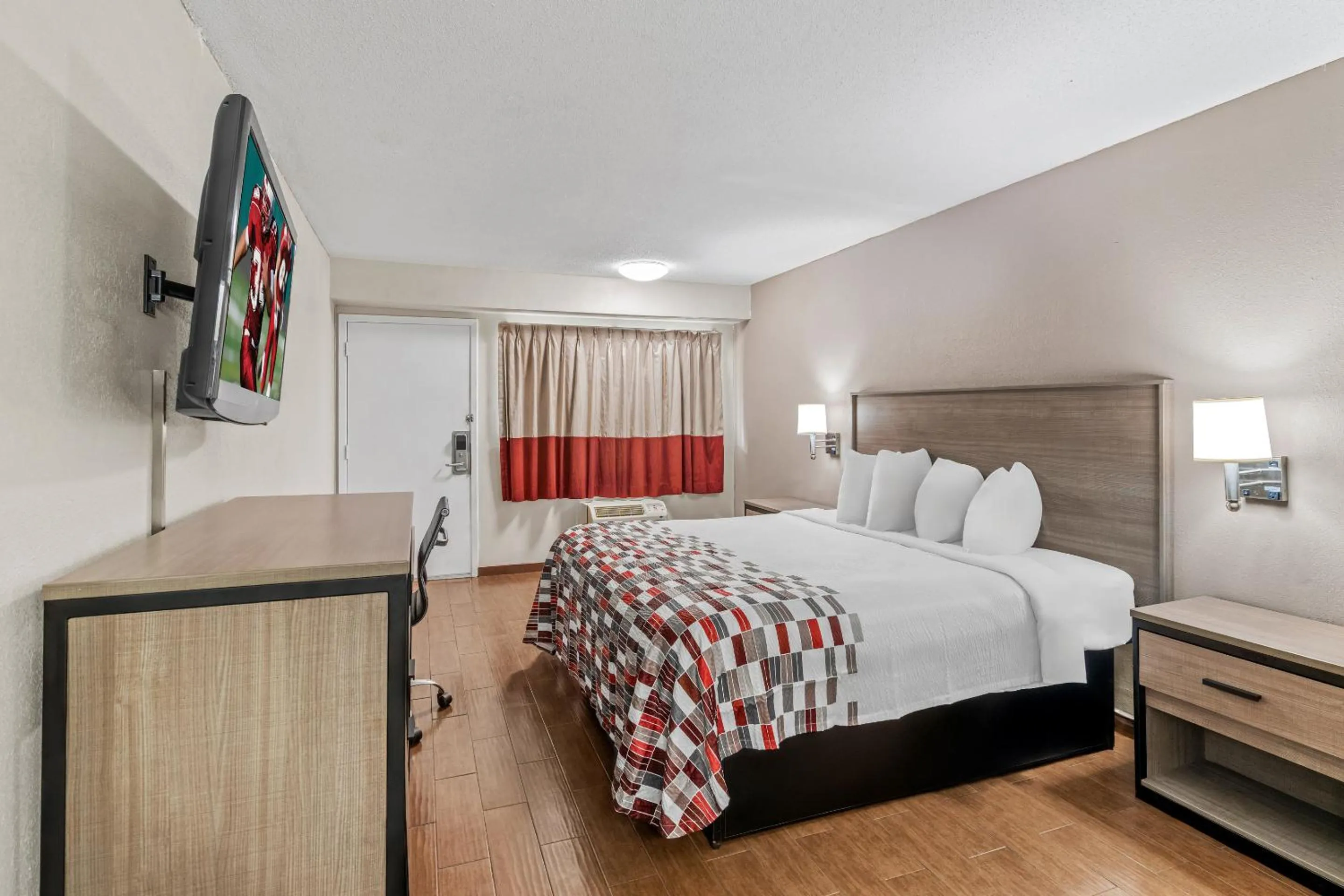 Deluxe King Room Disability Access Non-Smoking in Red Roof Inn Jackson Downtown - Fairgrounds