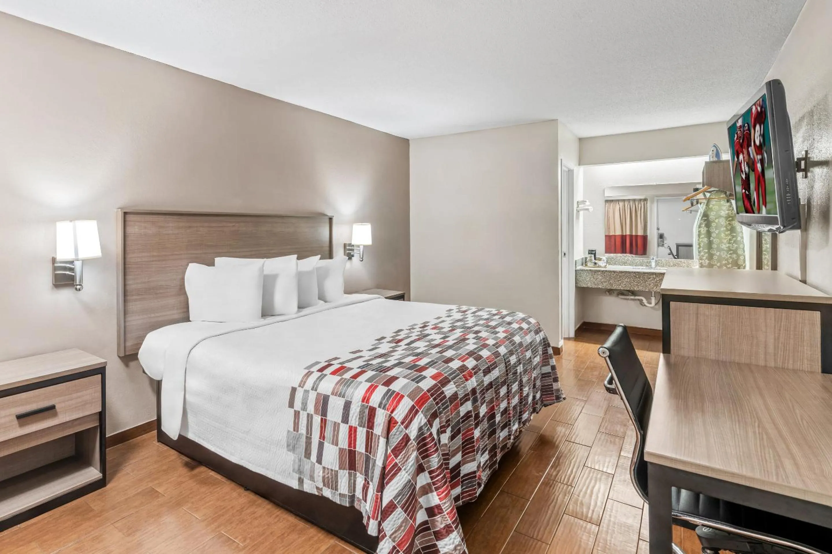 Deluxe King Room Smoking in Red Roof Inn Jackson Downtown - Fairgrounds