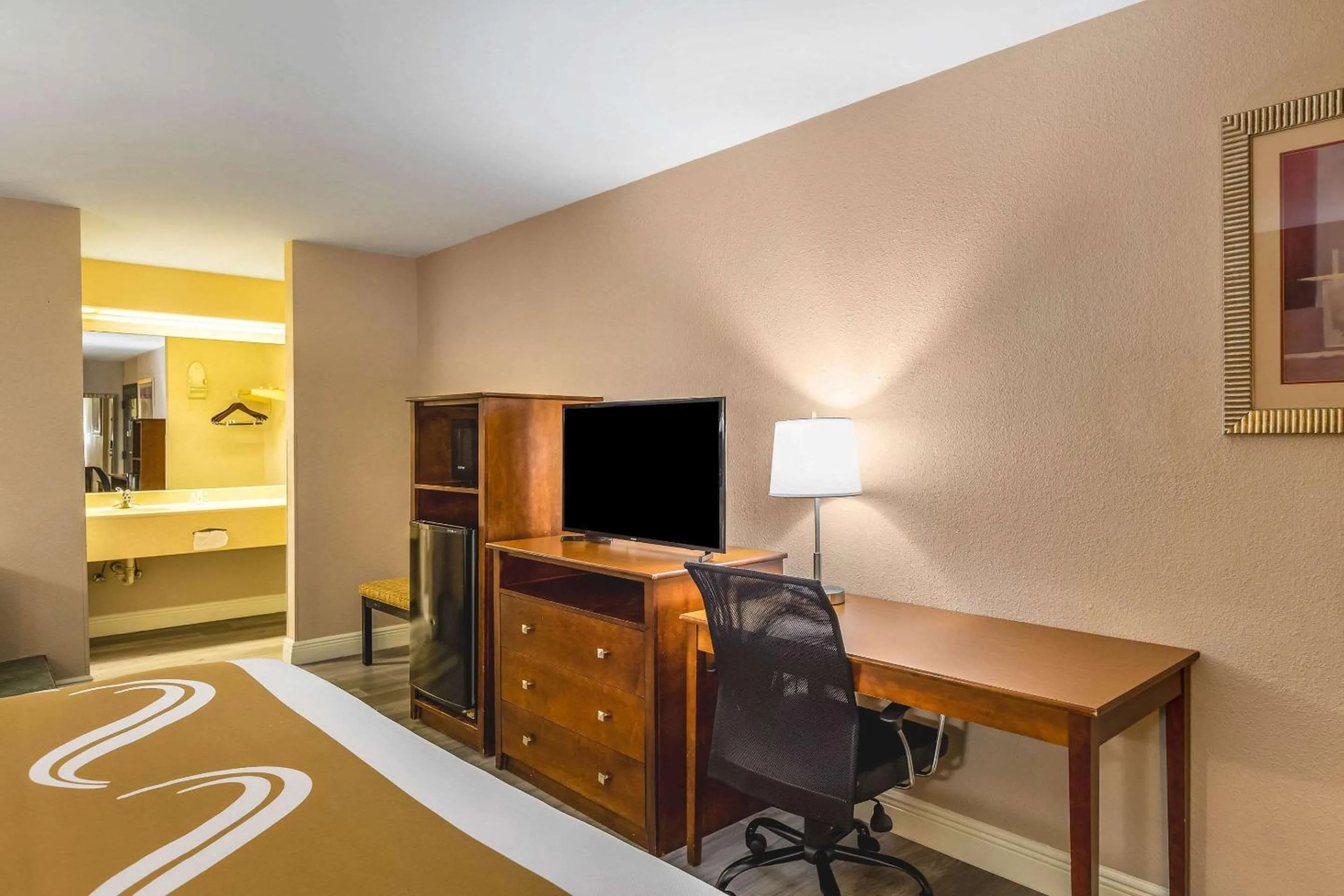 King Suite - Non-Smoking in Quality Inn Quincy - Tallahassee West