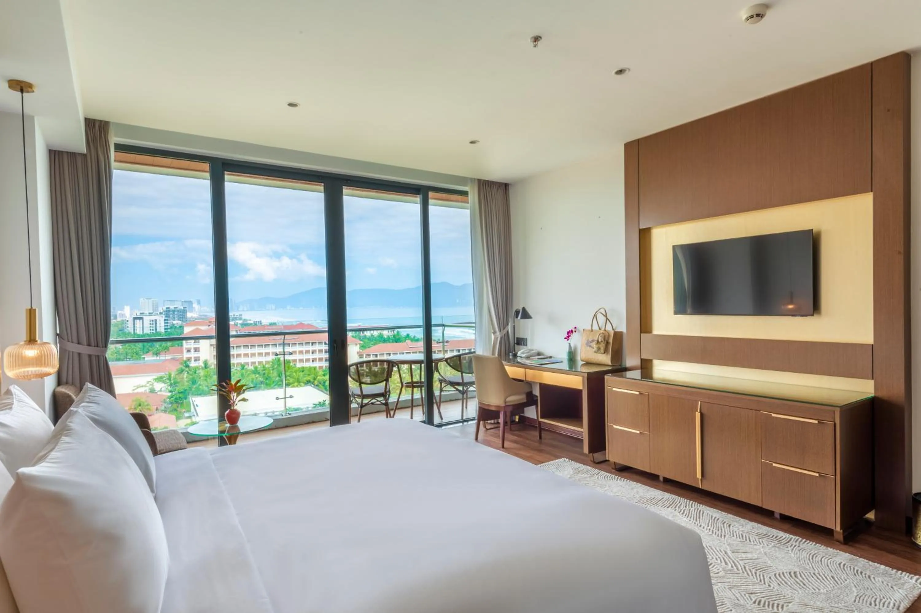 Deluxe Double Room with Balcony and Bathtub in KOI Resort & Residence Da Nang - Inclusive Spa access