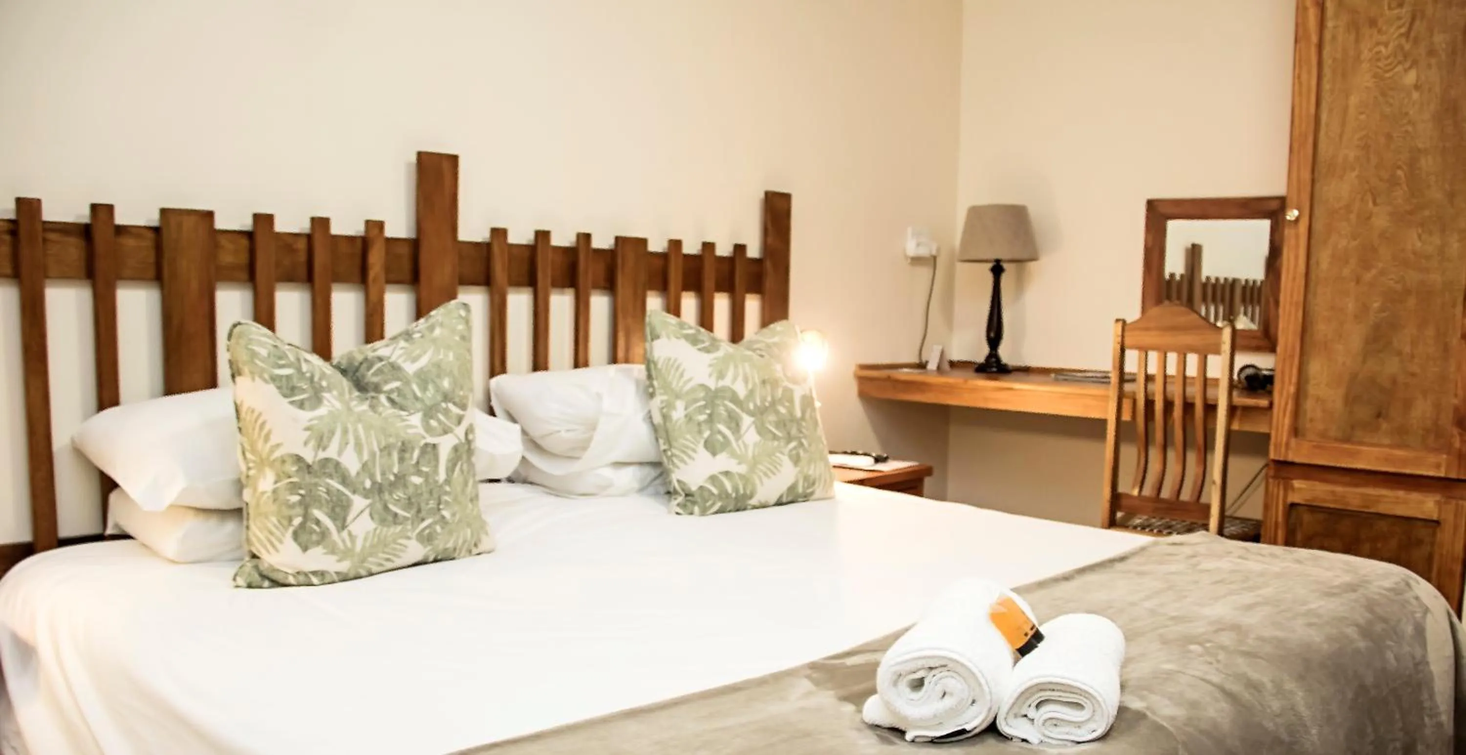 Standard Queen Room - single occupancy in Matoppo Inn