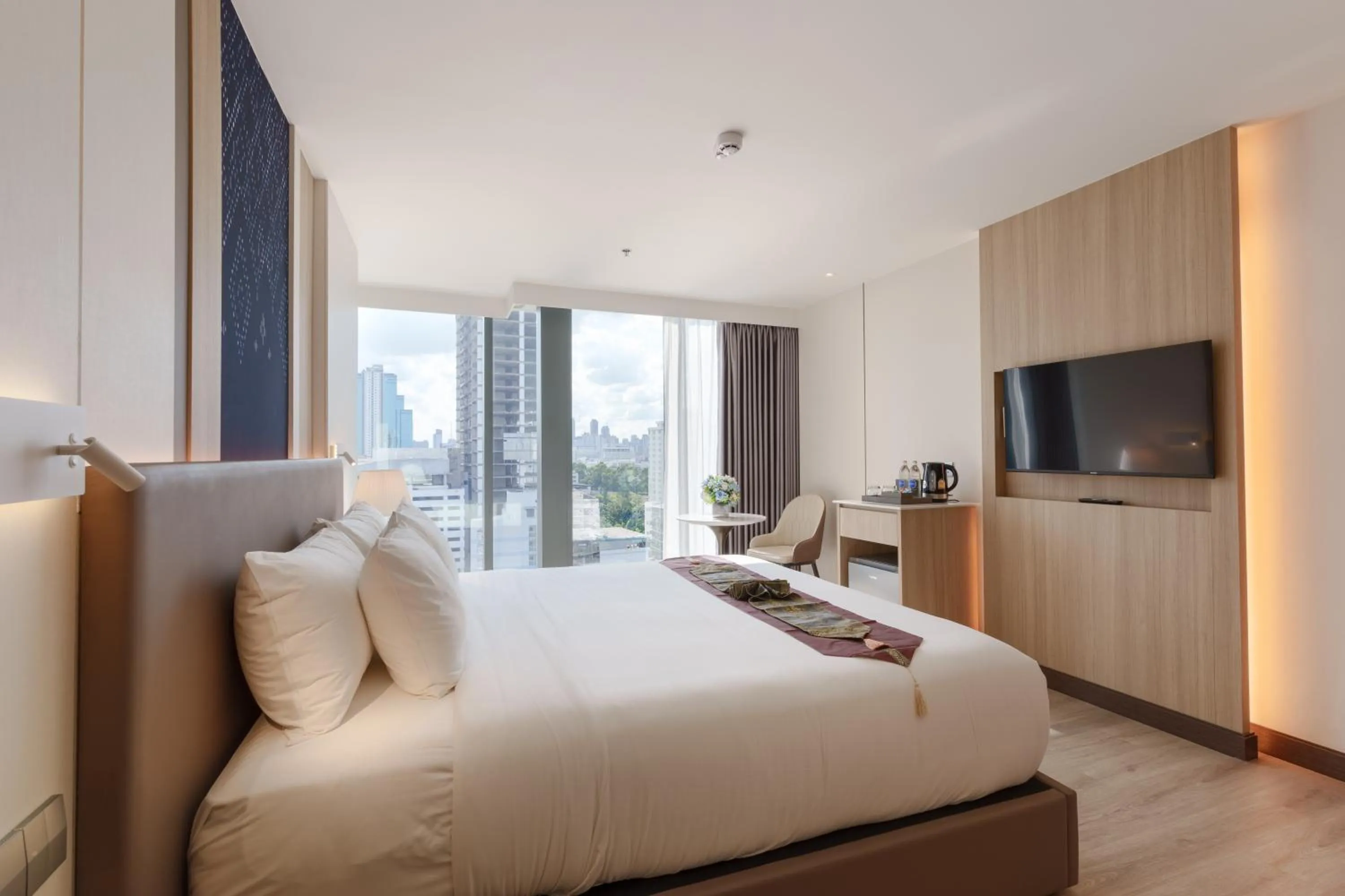 Deluxe King Room in Shenzhen Tower Hotel Bangkok