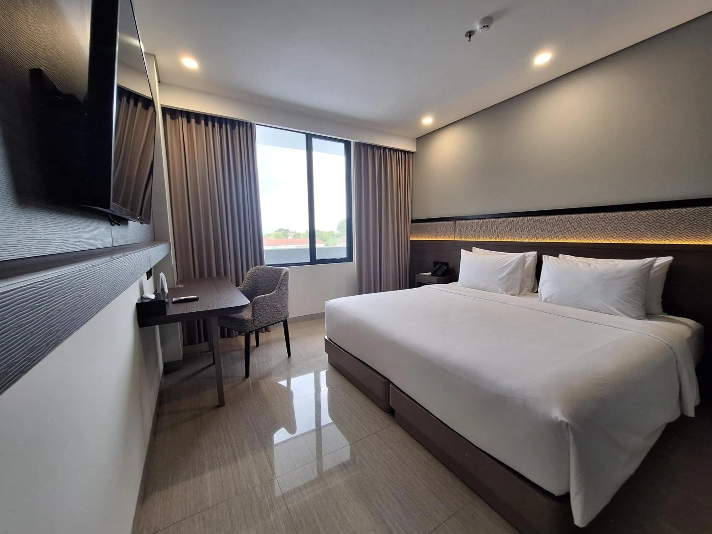 Superior King Room in Hotel Santika Blitar
