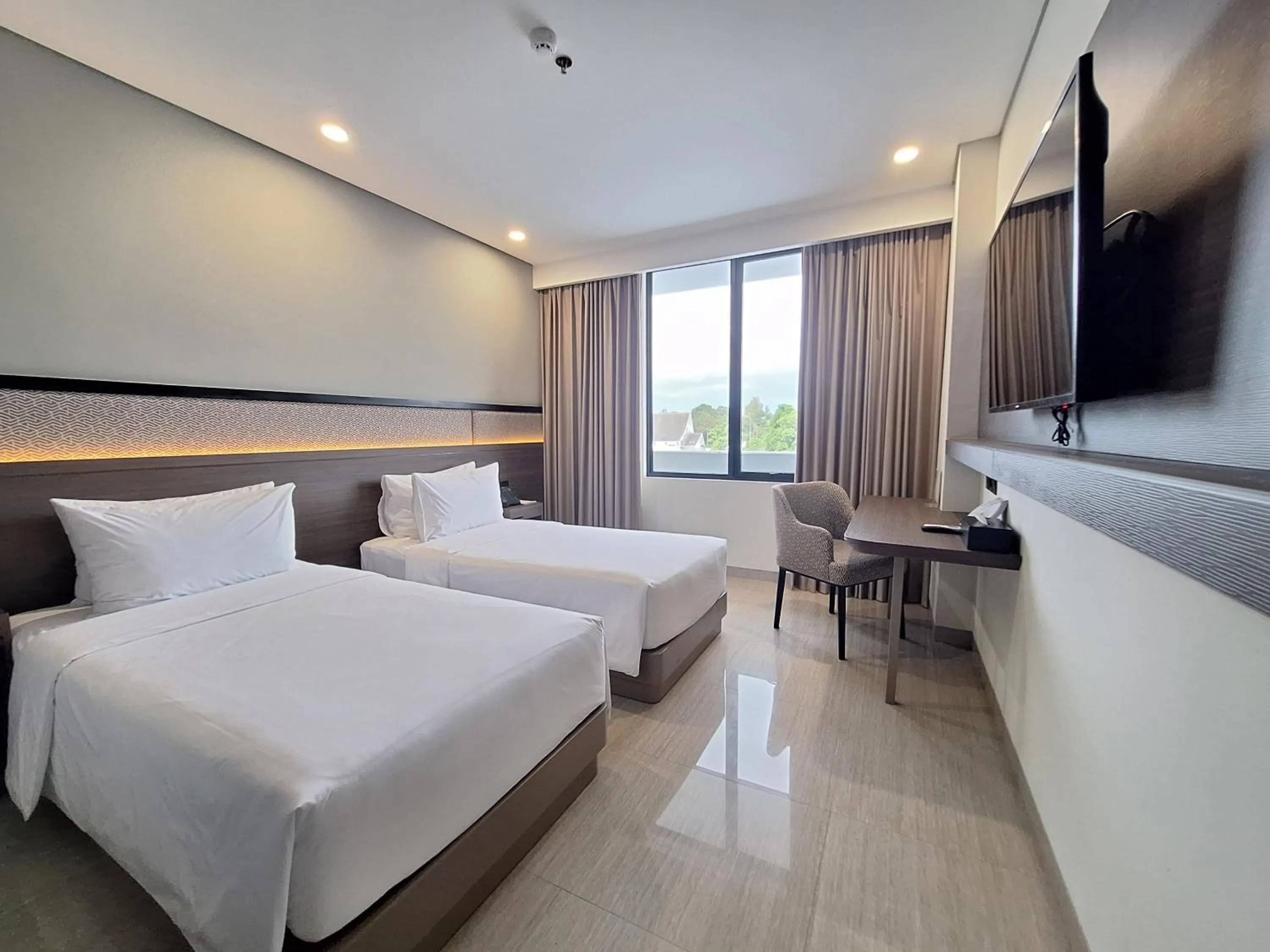Superior Twin Room in Hotel Santika Blitar
