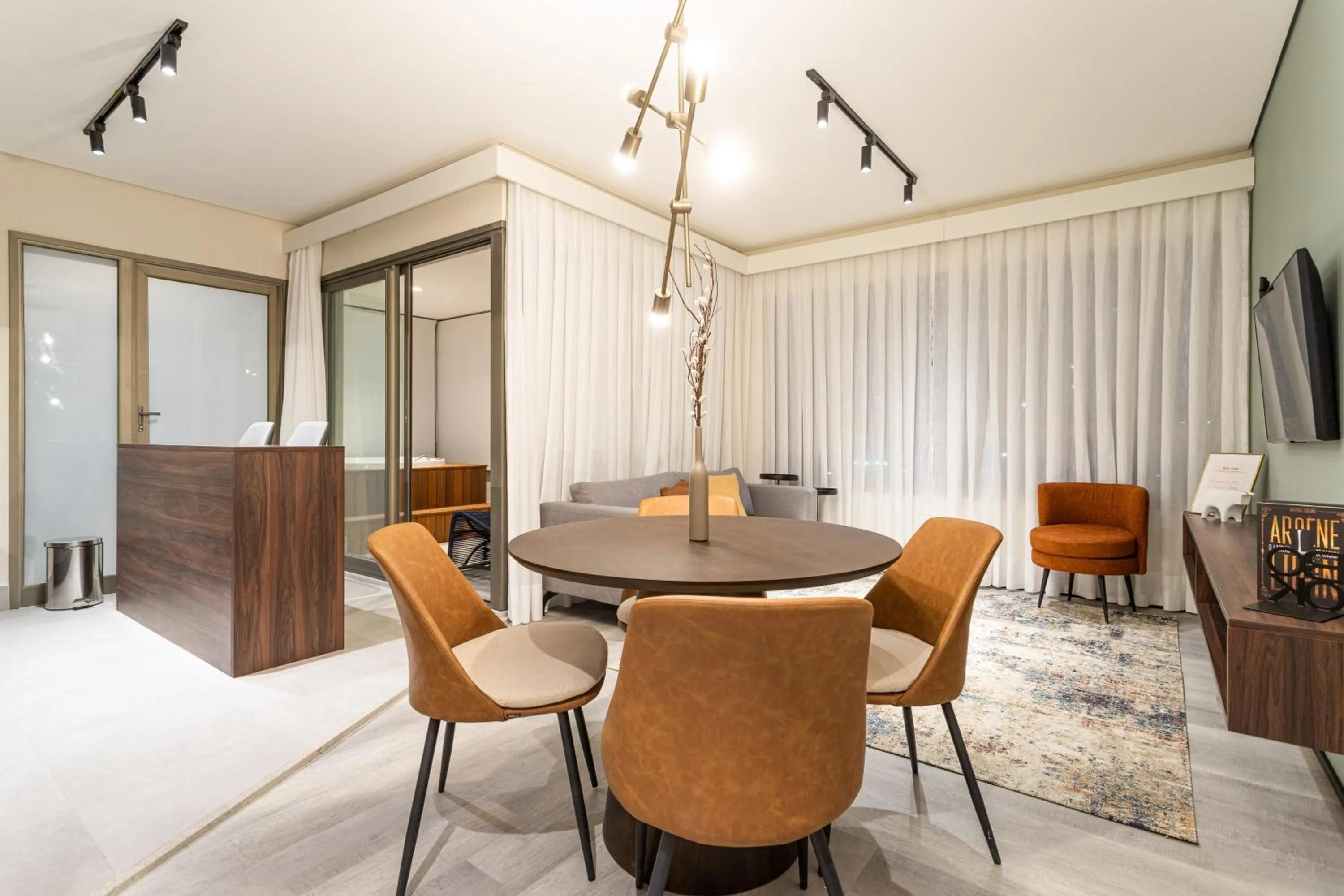 Two-Bedroom Deluxe Apartment in Iconyc House of Charlie