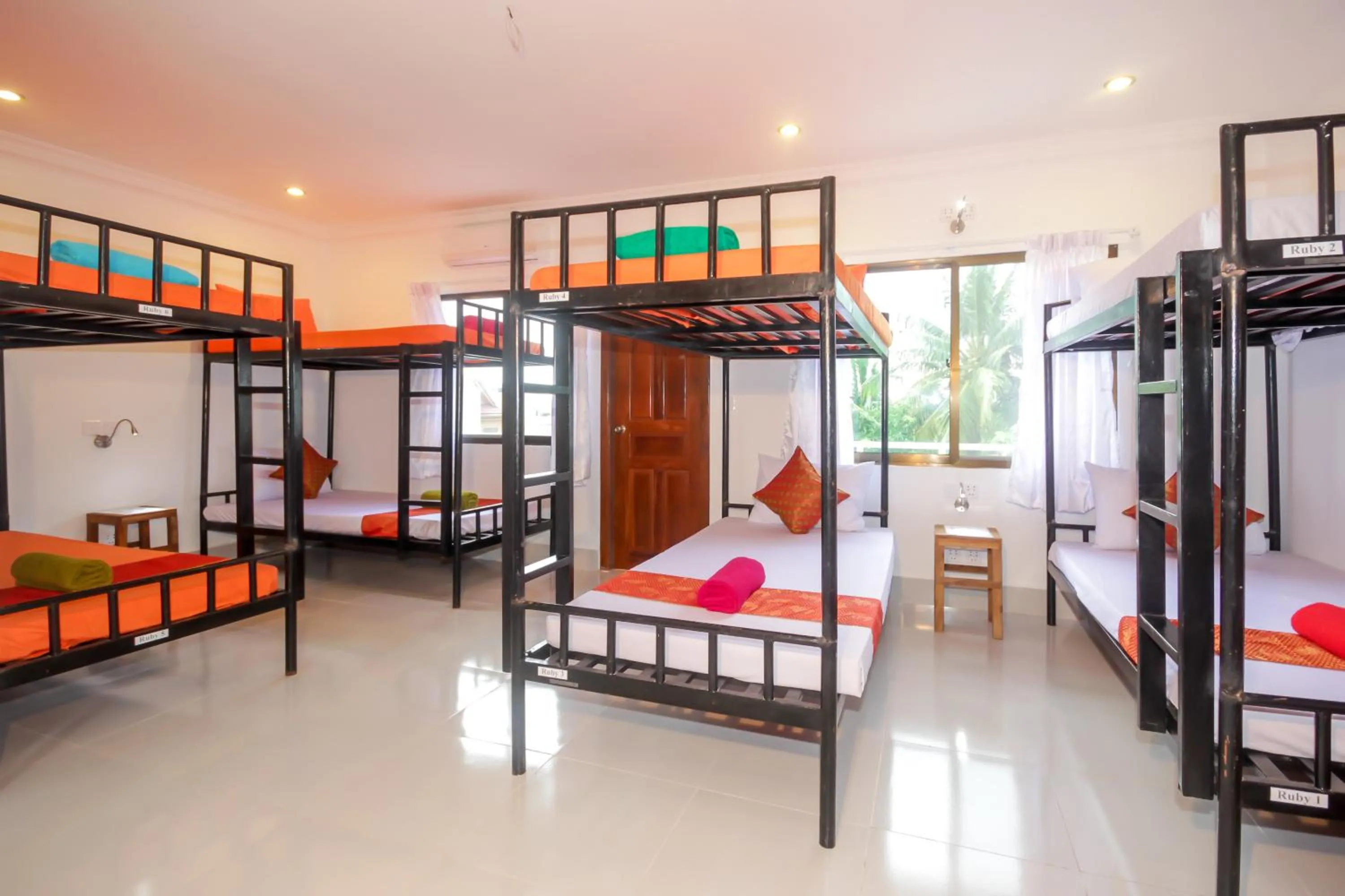 Bed in 8-Bed Mixed Dormitory Room in Blossoming Romduol Boutique
