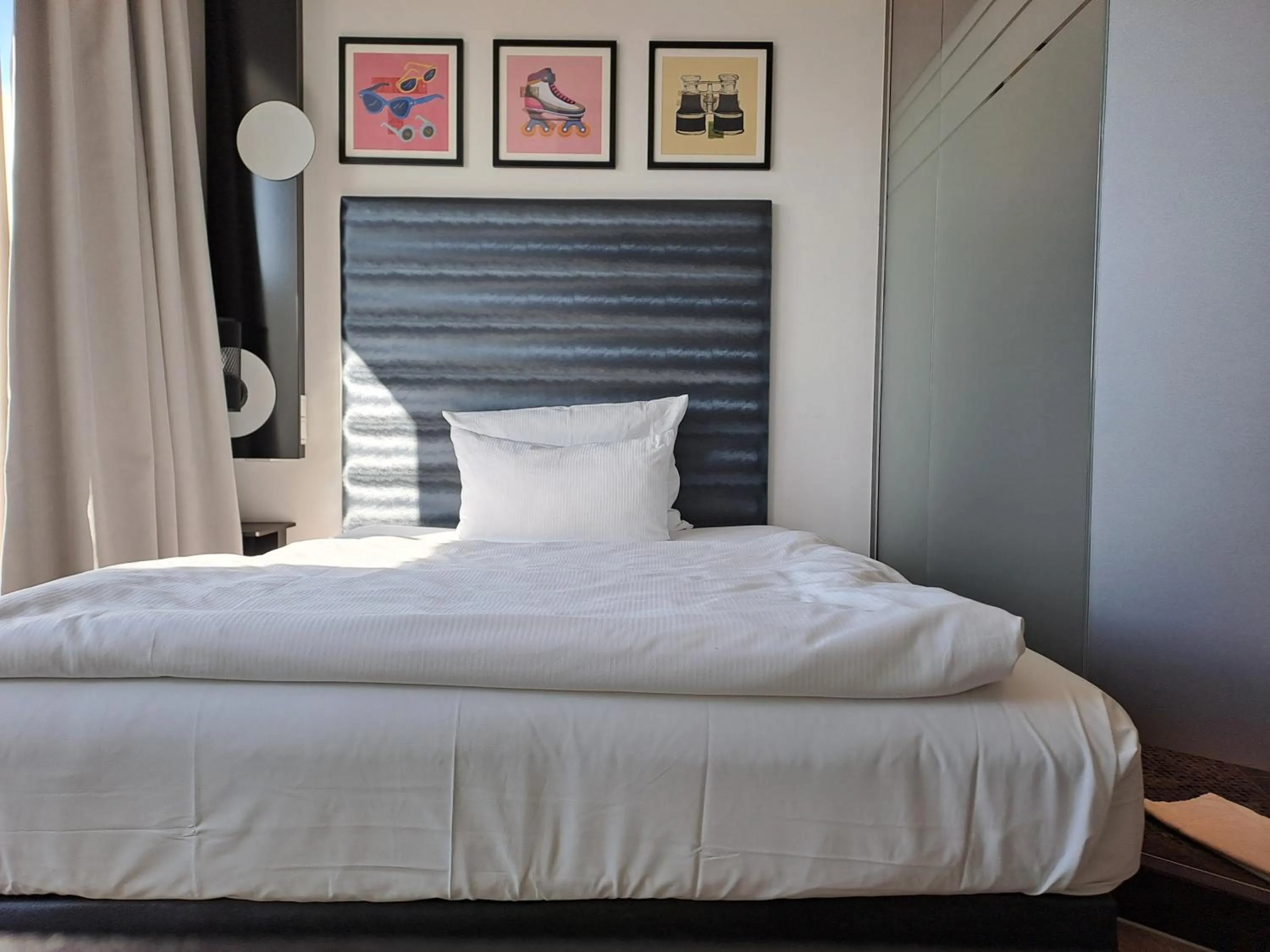 French Cozy Room with Balcony - Top Floor in Garner Hotel Bremen City by IHG