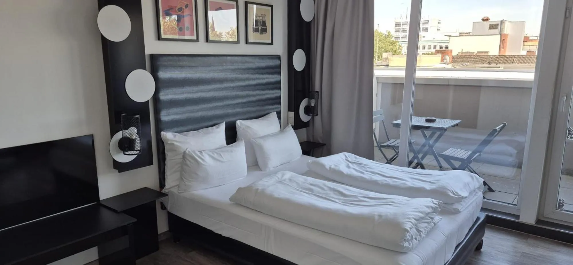 Standard Queen Room with Balcony - Top Floor in Garner Hotel Bremen City by IHG