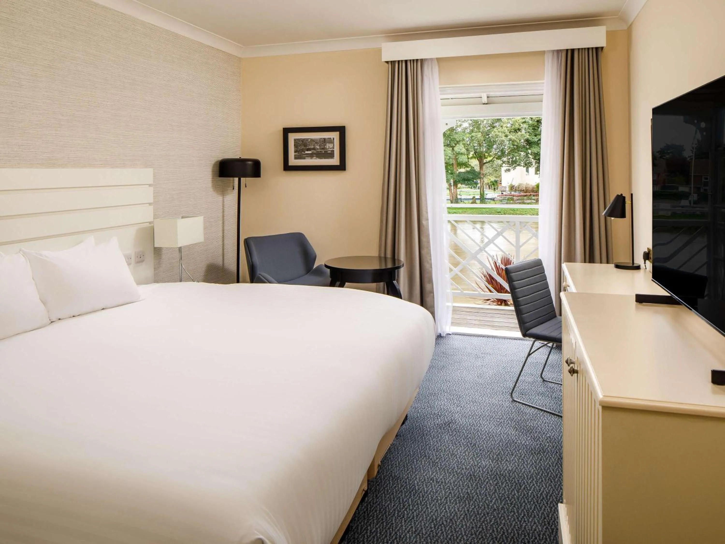 Classic Room With River View in Sunday London Staines-upon-Thames Heathrow T5