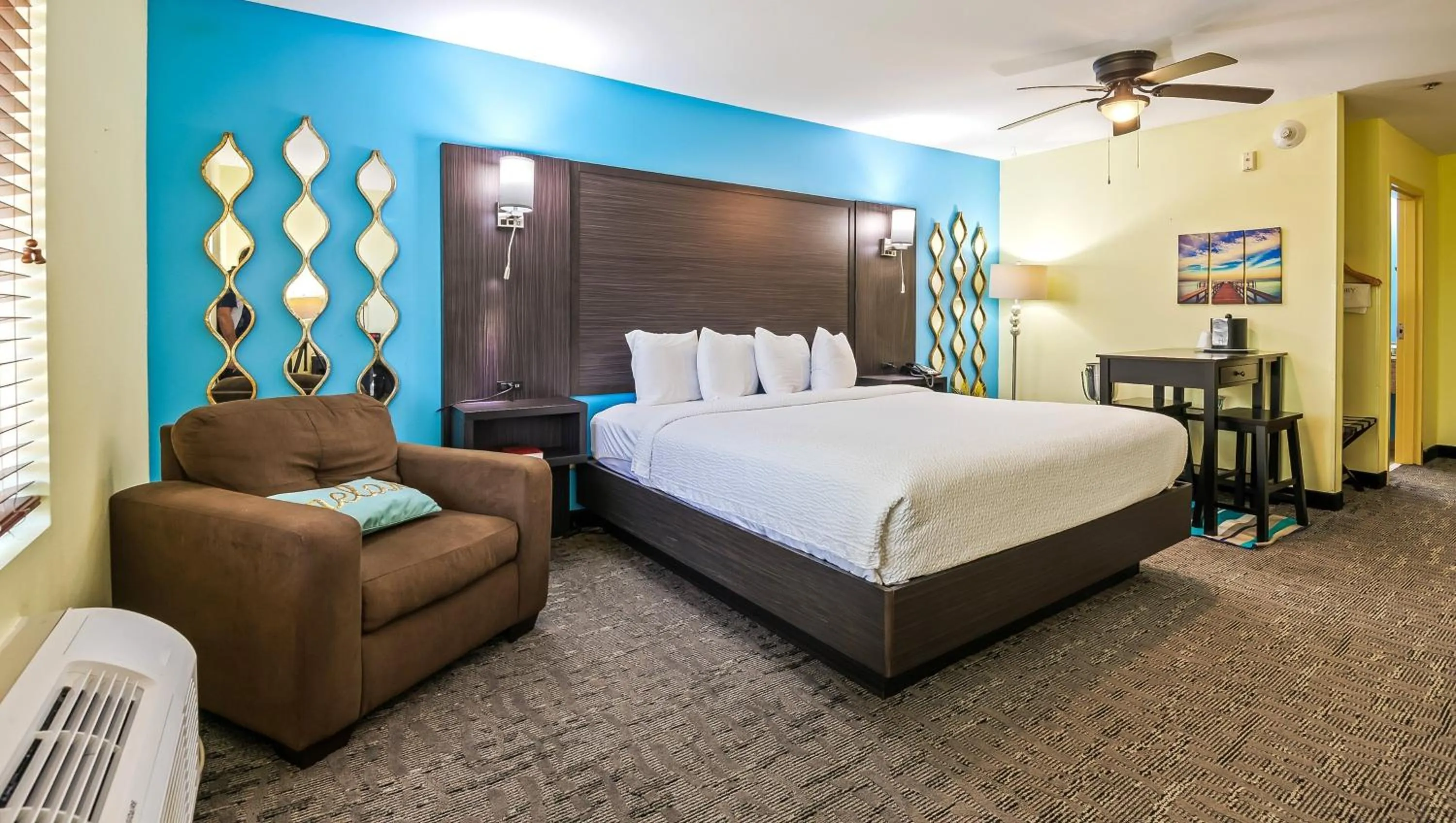 Deluxe King Room  (No Pets) in Wildwood Inn