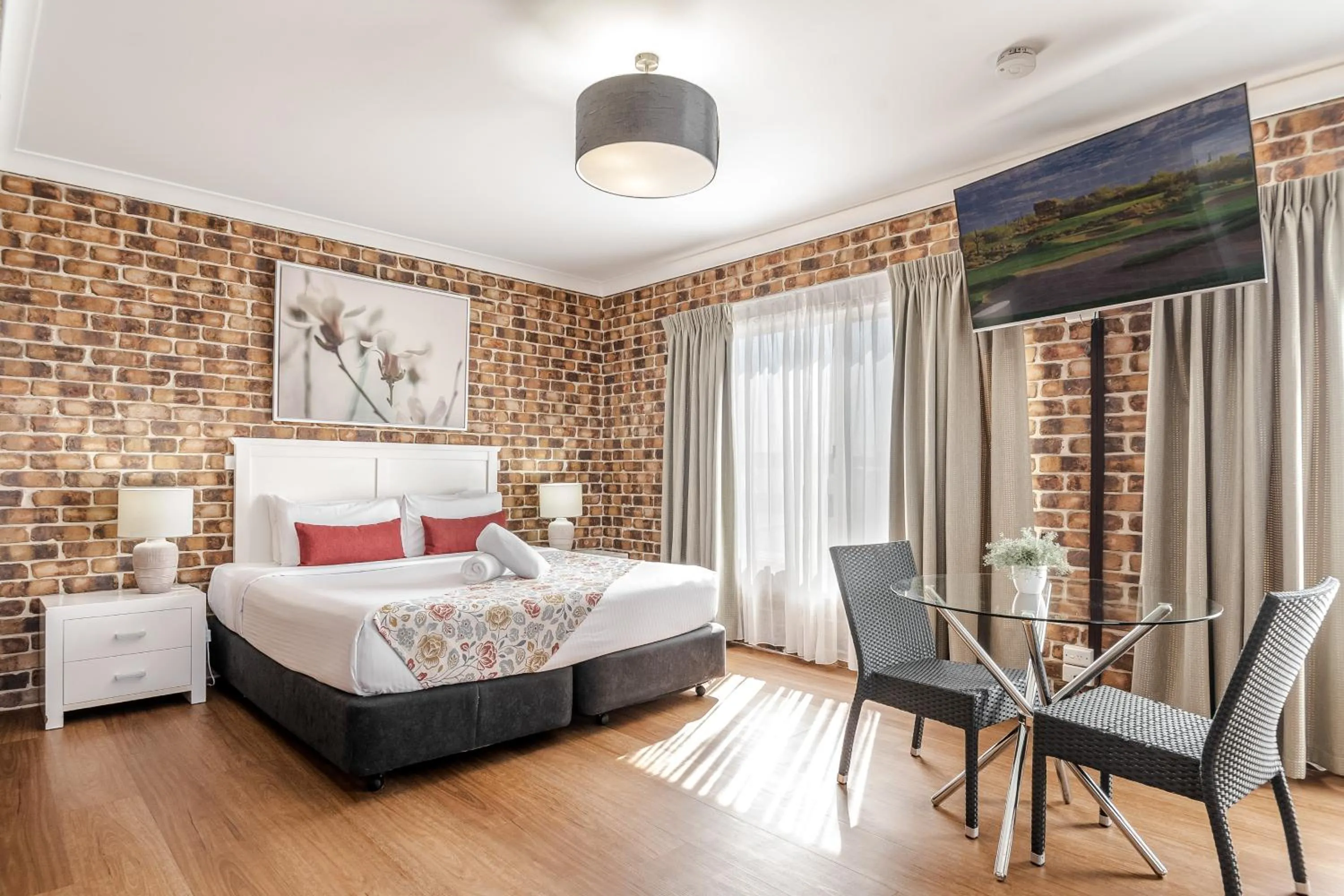 King Room with Spa Bath in Richmond Motor Inn