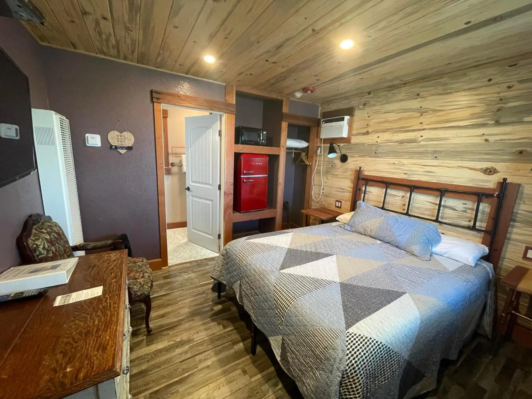 Single Queen Room in Sugarloaf Mountain Motel