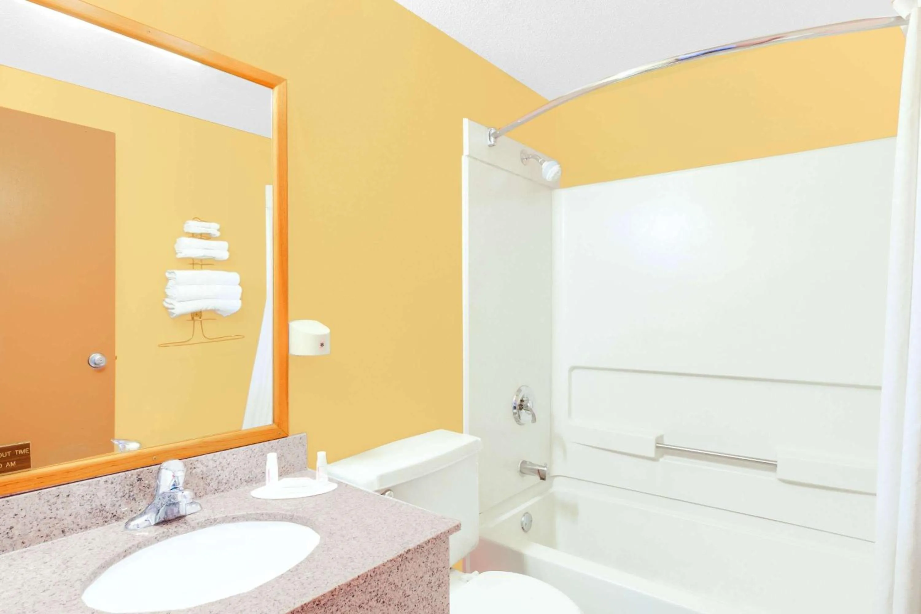 Queen Room - Mobility Access/Non-Smoking in Super 8 by Wyndham Mitchell