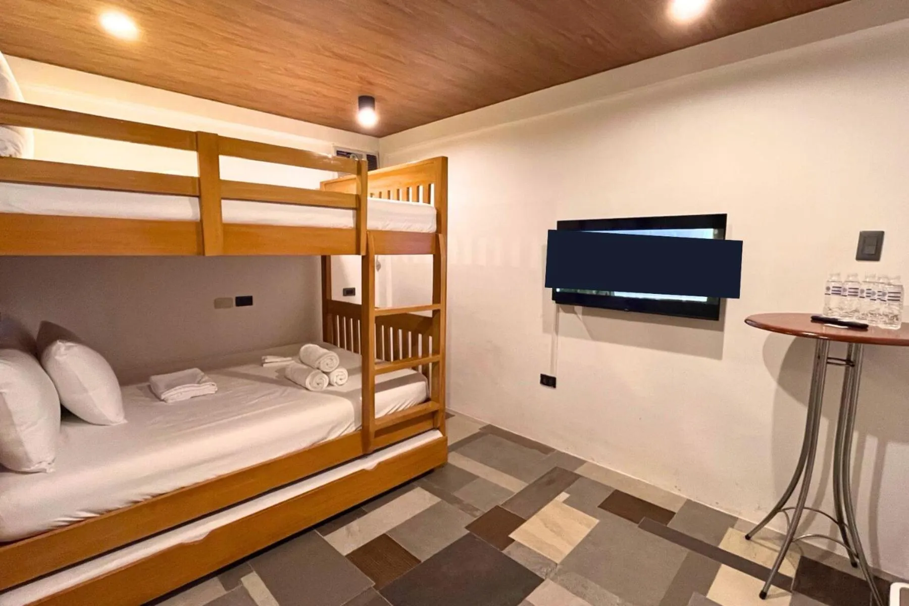 Family Room with Shared Bathroom in Mula De La Paz