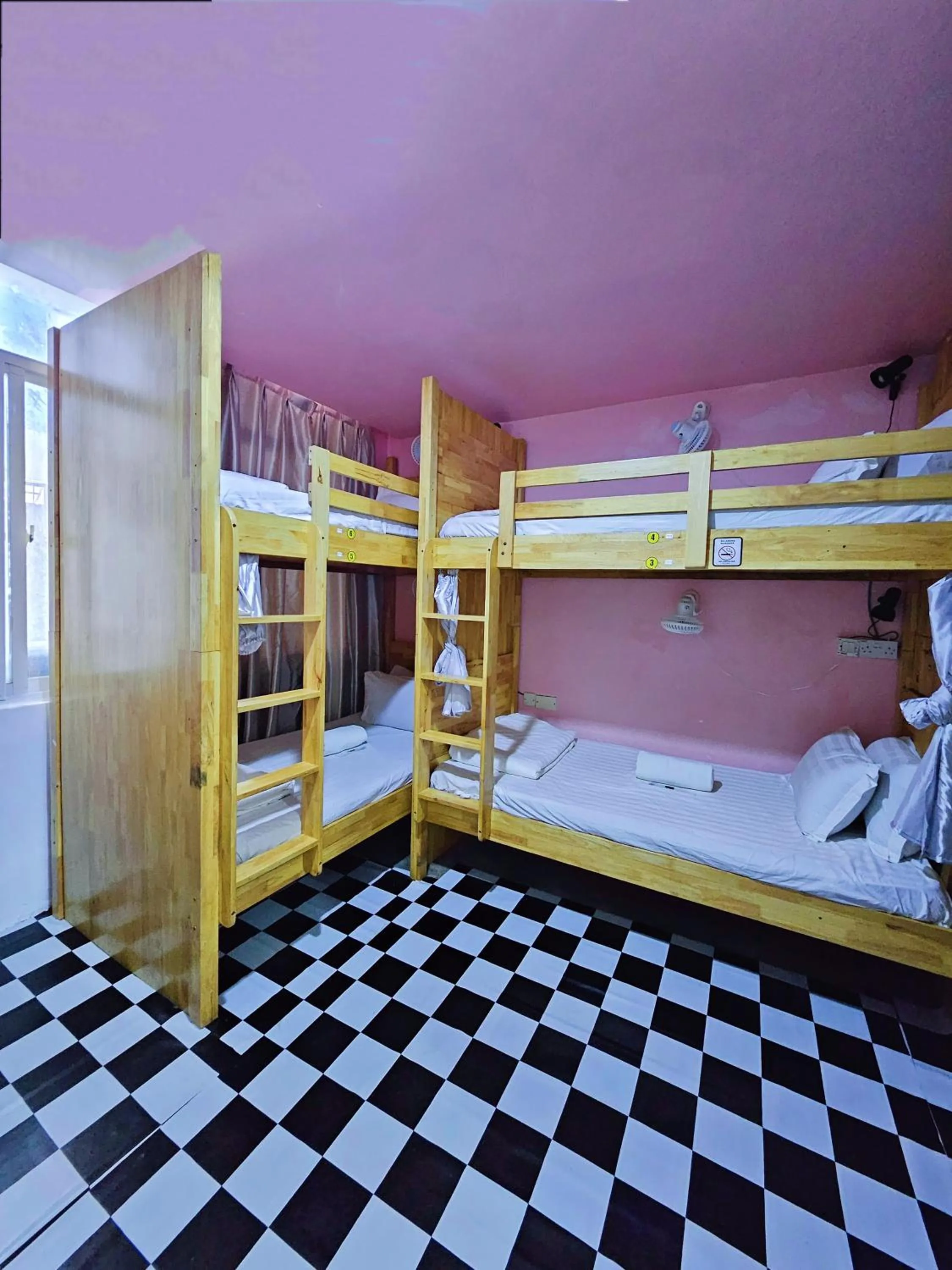 Bed in 6-Bed Mixed Dormitory Room in The 60