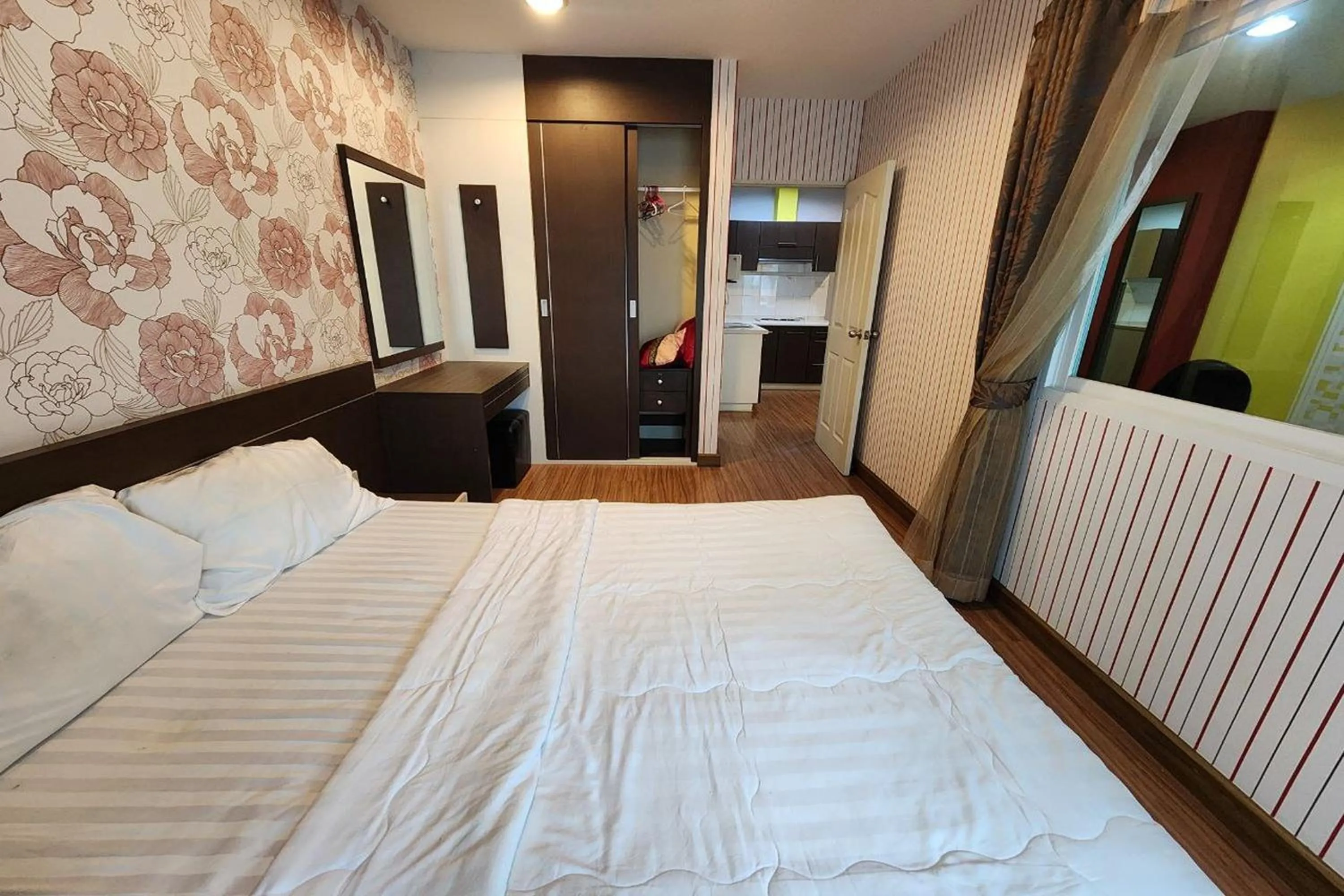 Apartment with City View in Landmark Patong Hotel