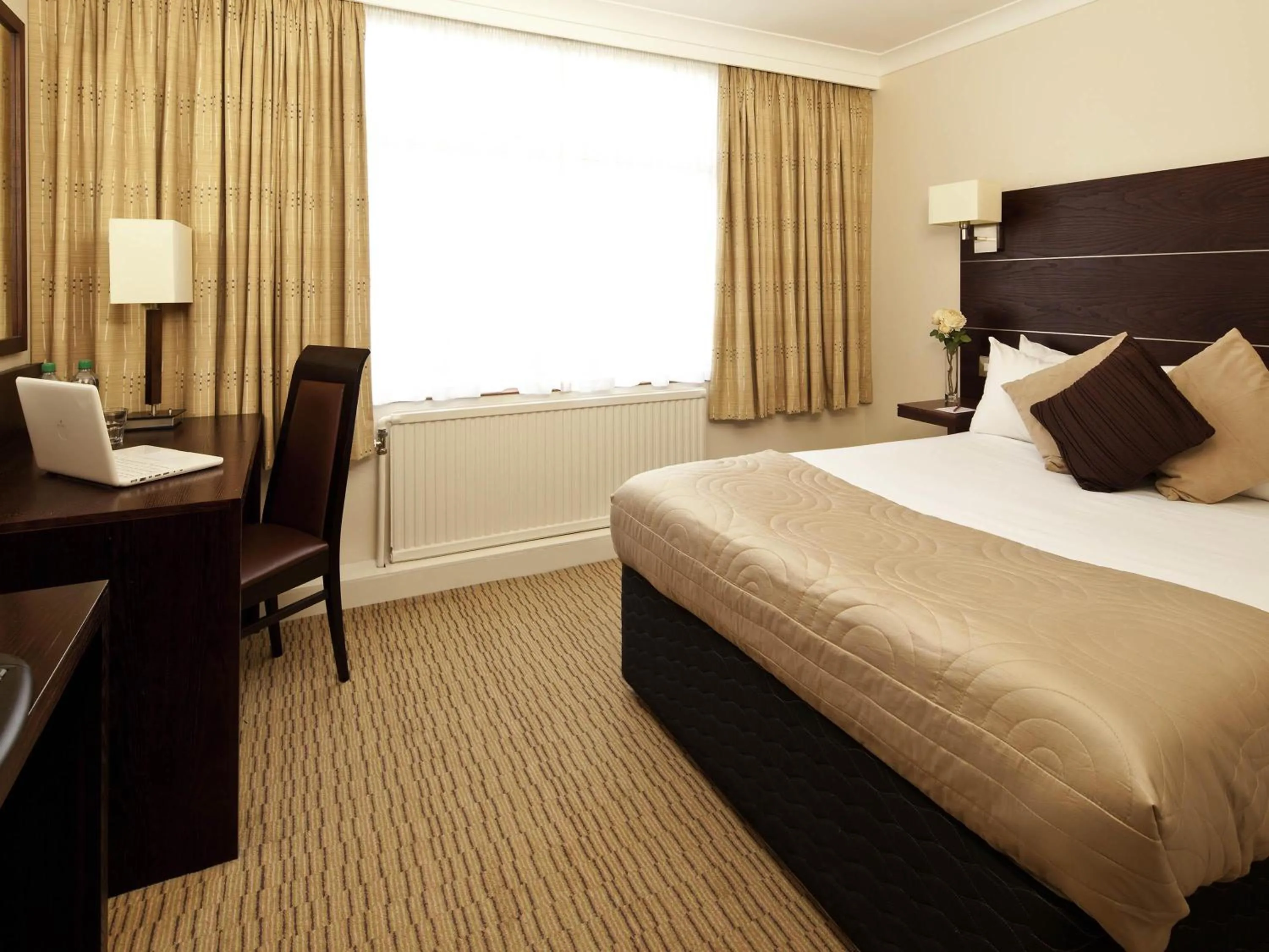 Classic Twin Room in Mercure Bradford, Bankfield Hotel