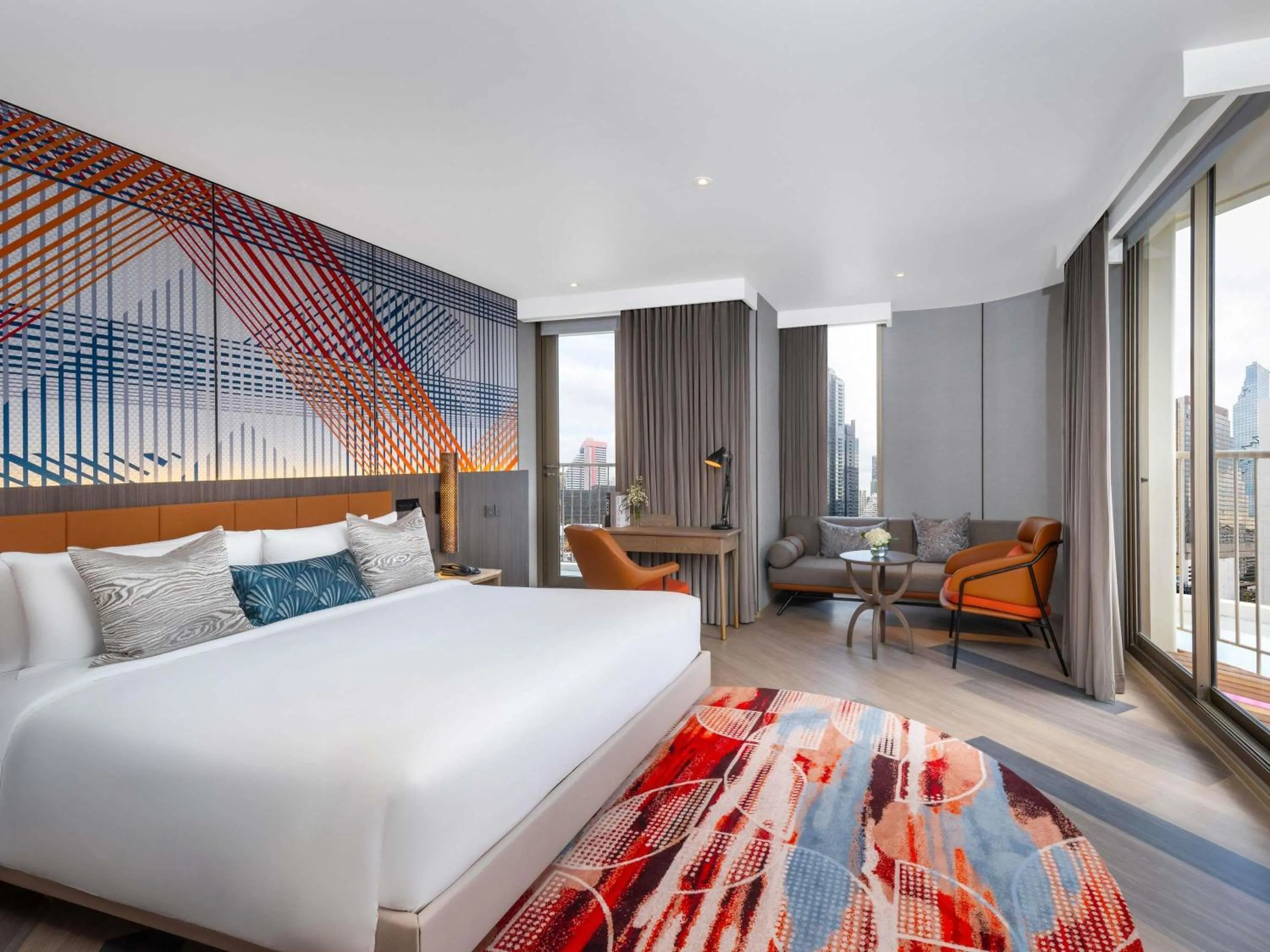 Privilege King Room with Balcony in Mercure Bangkok Surawong