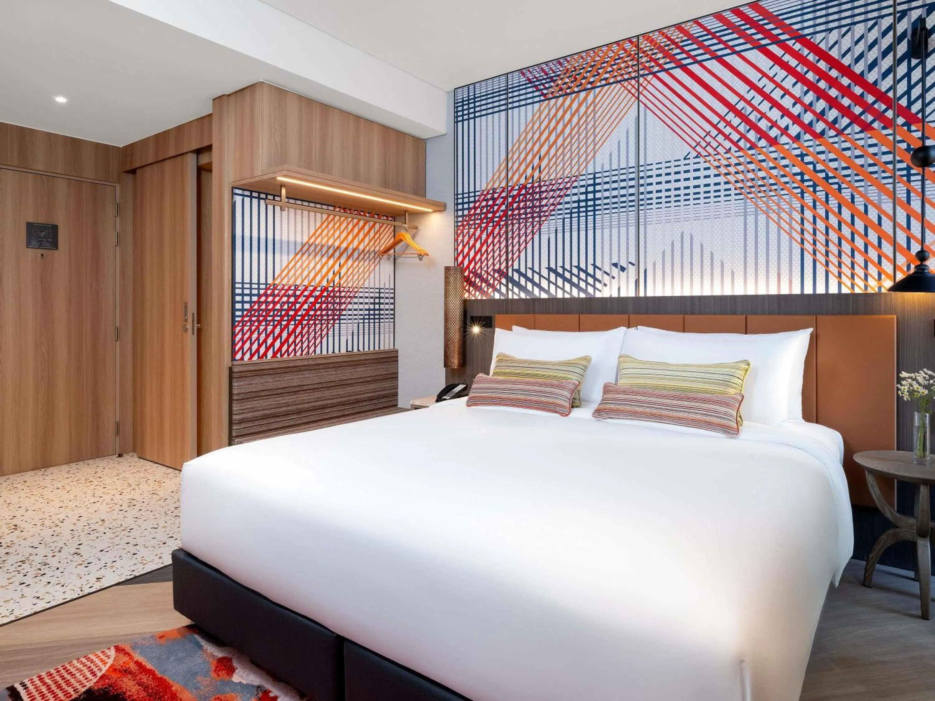 Deluxe King Corner Room in Mercure Bangkok Surawong