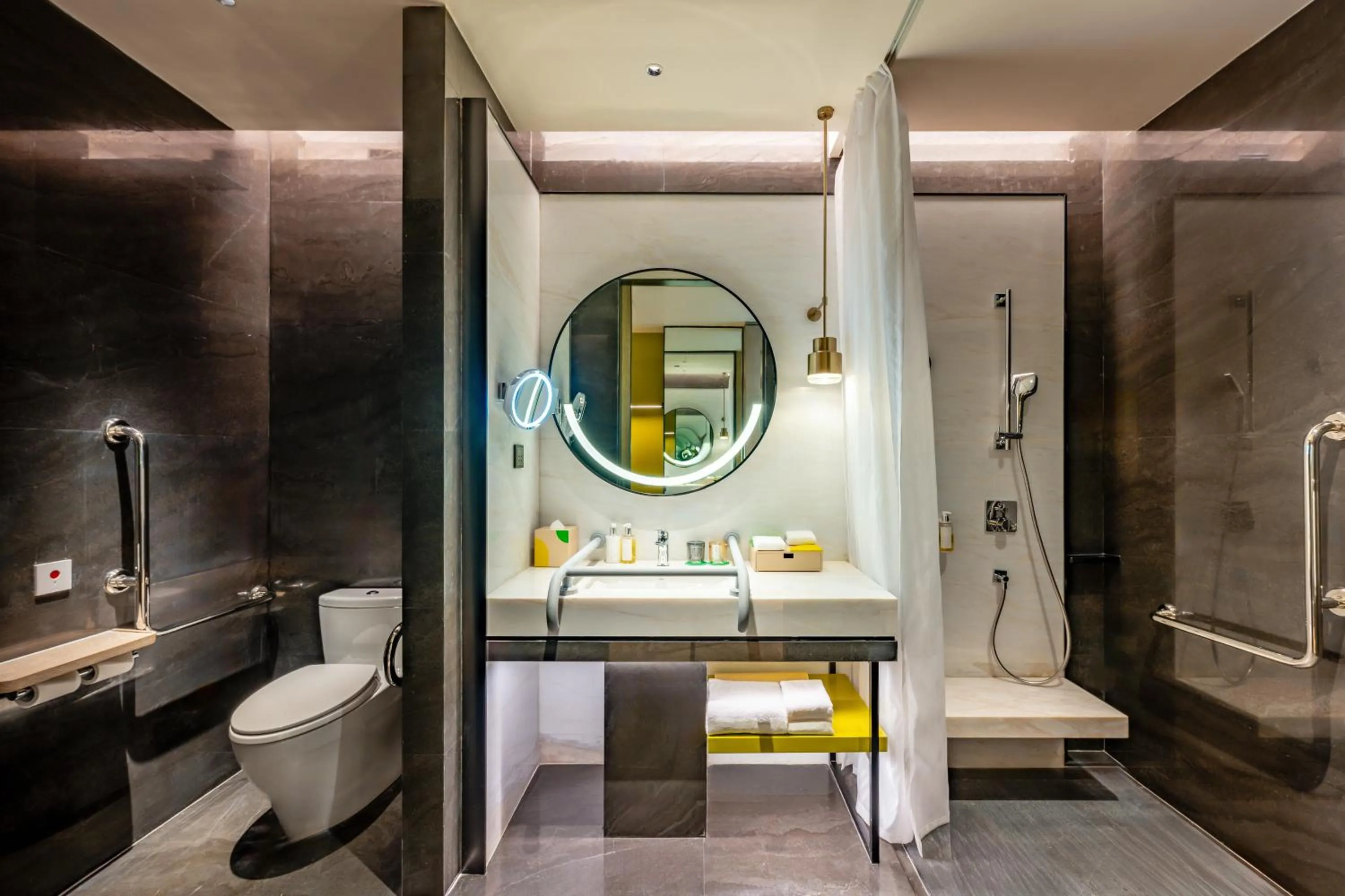 Double Room with Mobility Accessible Roll In Shower in Holiday Inn Chongqing Data Valley by IHG