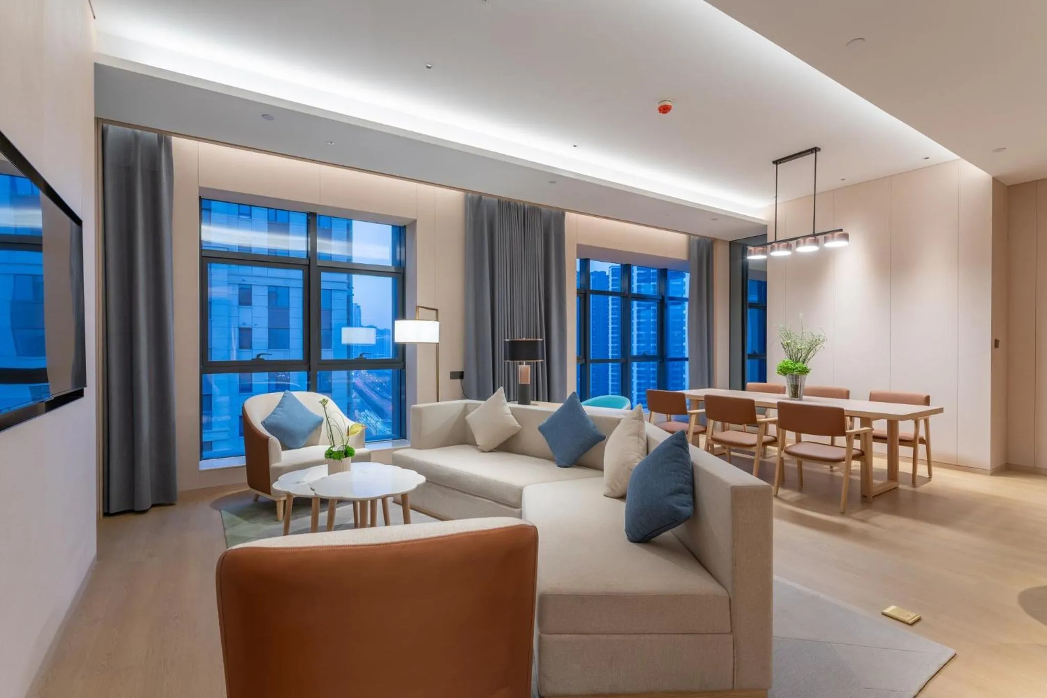 One-Bedroom King Suite with Dining Area - High Floor in Holiday Inn Taiyuan Sunshine by IHG