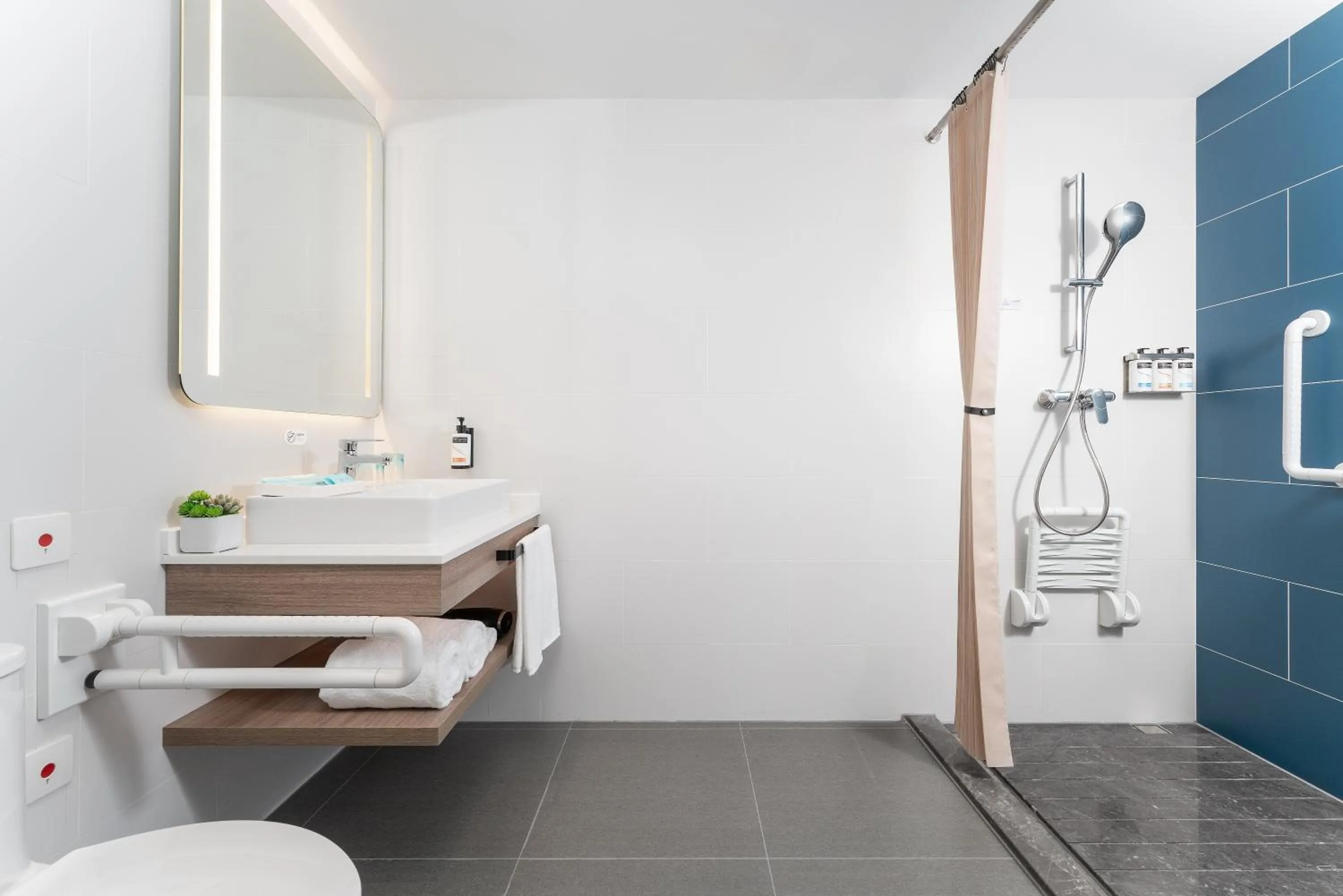 Standard King Room - Disability Access in Holiday Inn Express Guangzhou Panyu Dashi by IHG