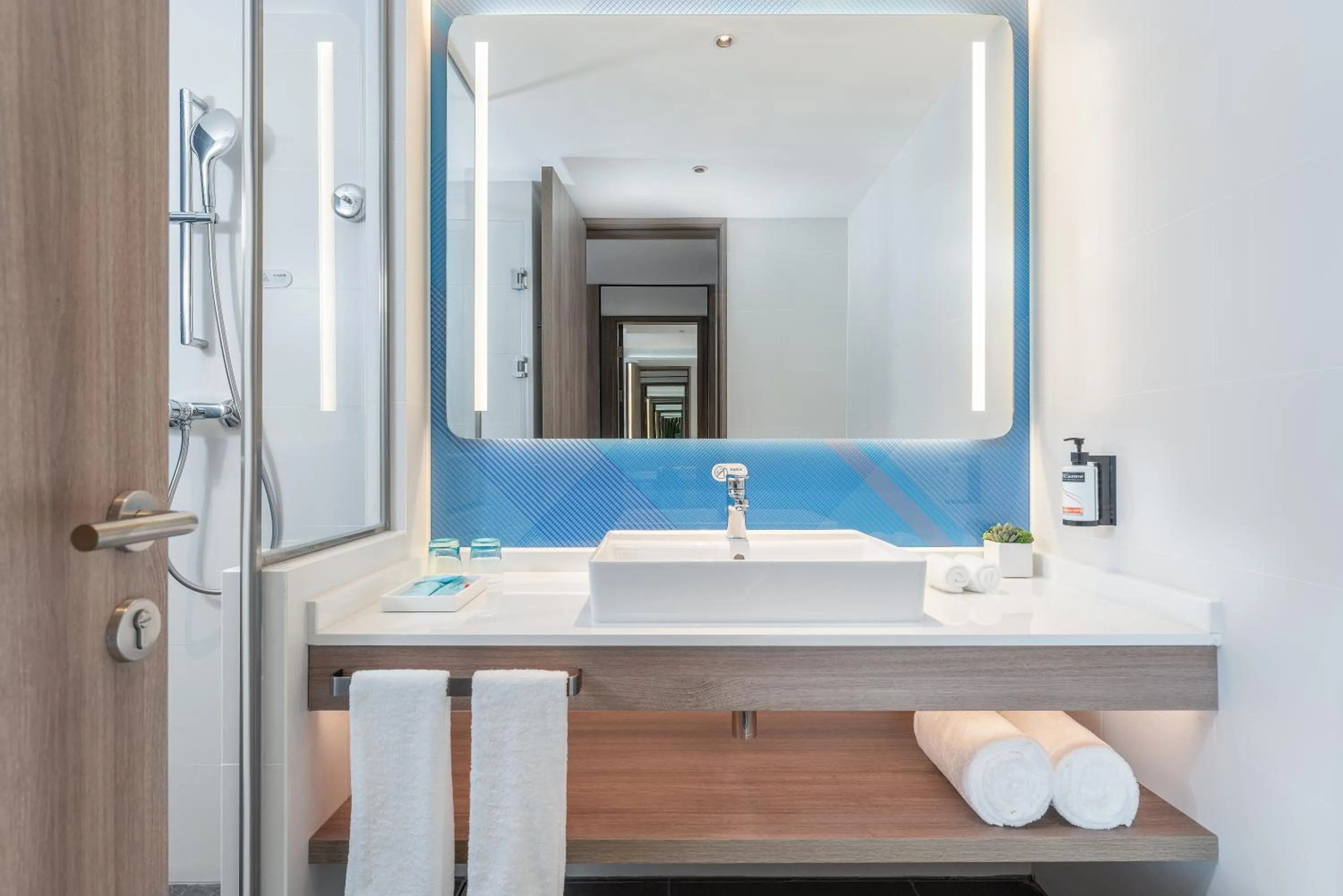 Standard Room in Holiday Inn Express Guangzhou Panyu Dashi by IHG