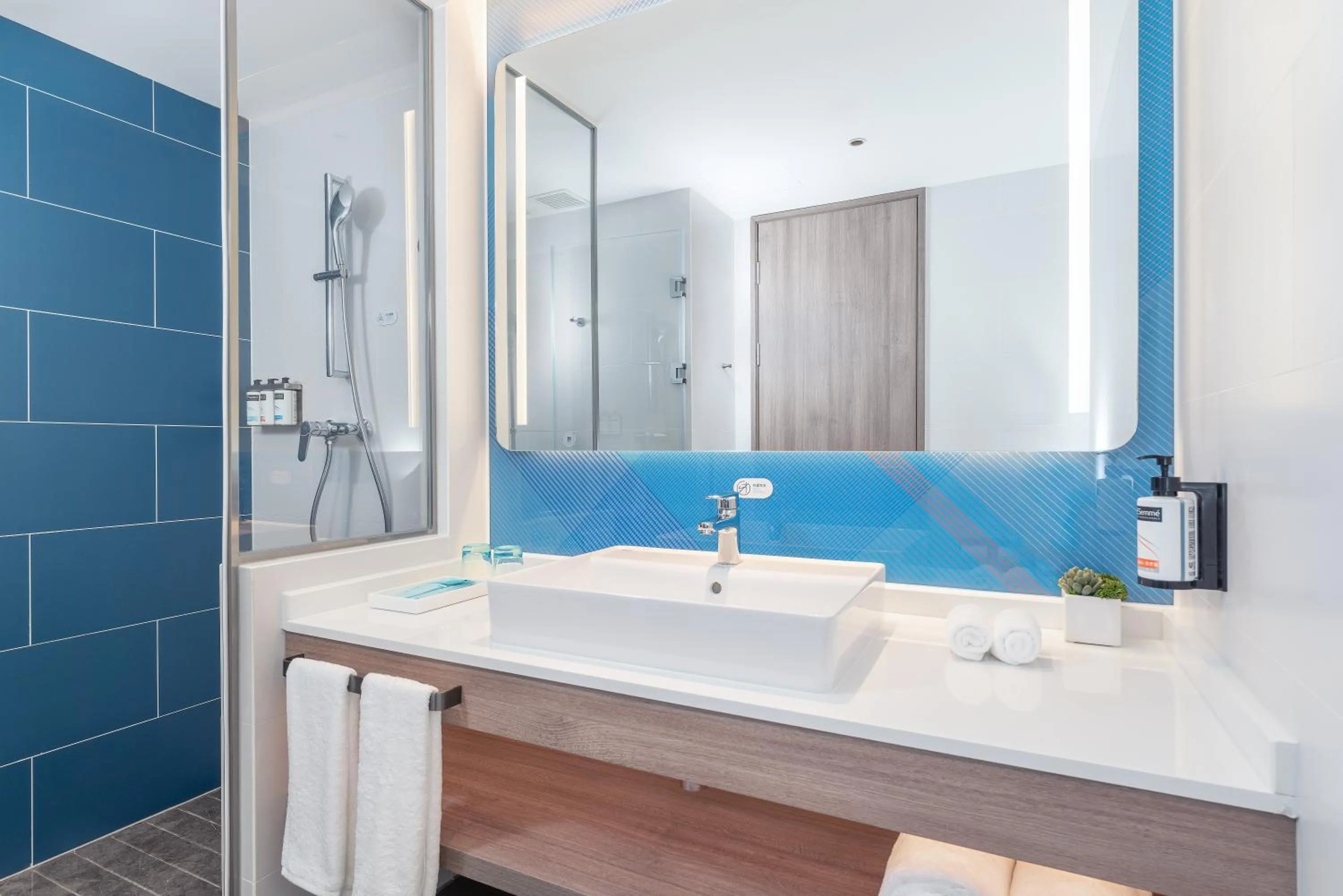 High Floor Standard Twin Room in Holiday Inn Express Guangzhou Panyu Dashi by IHG