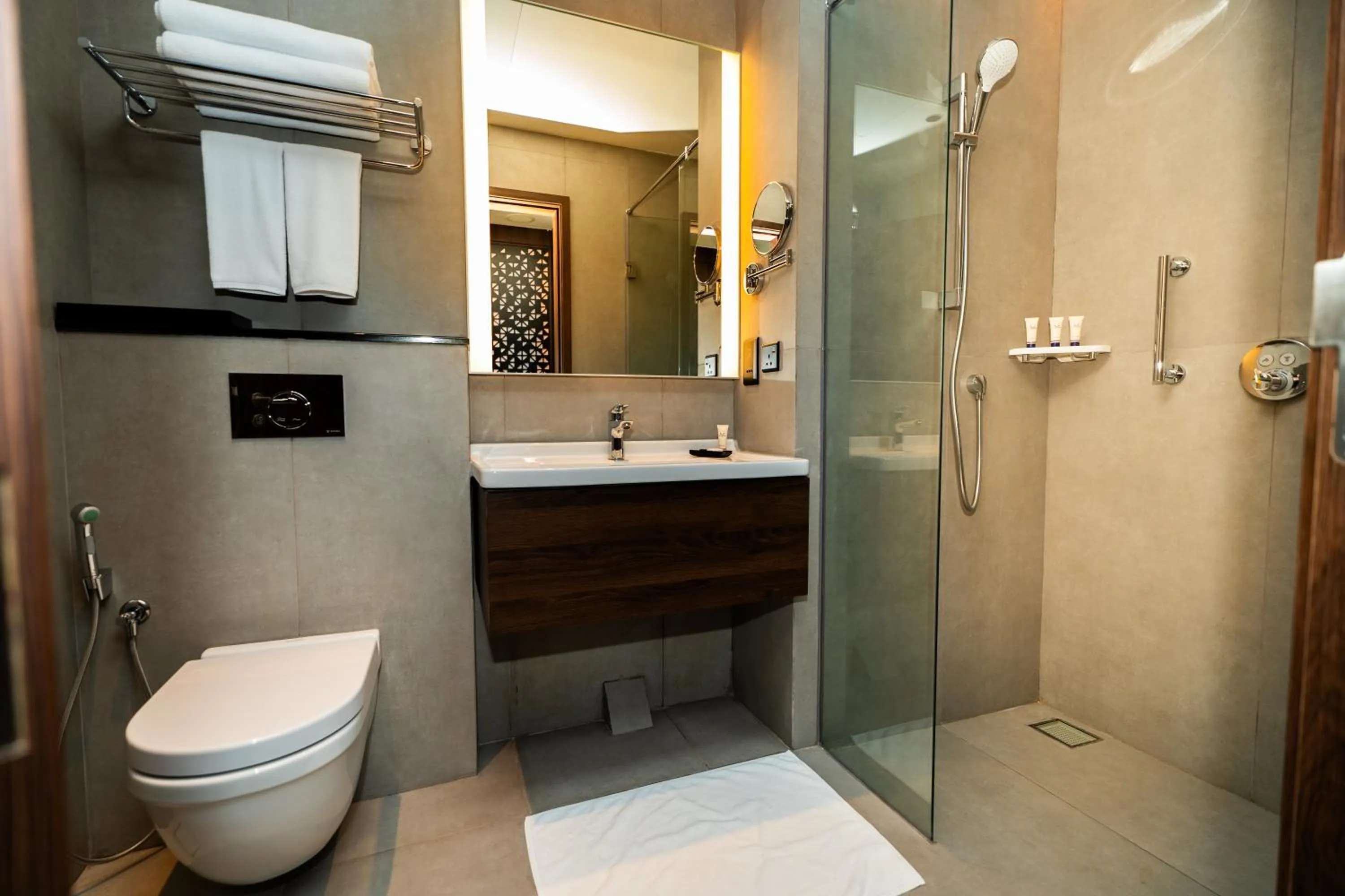 Deluxe Twin Room with Partial Sea View in Sofia Colombo City Hotel