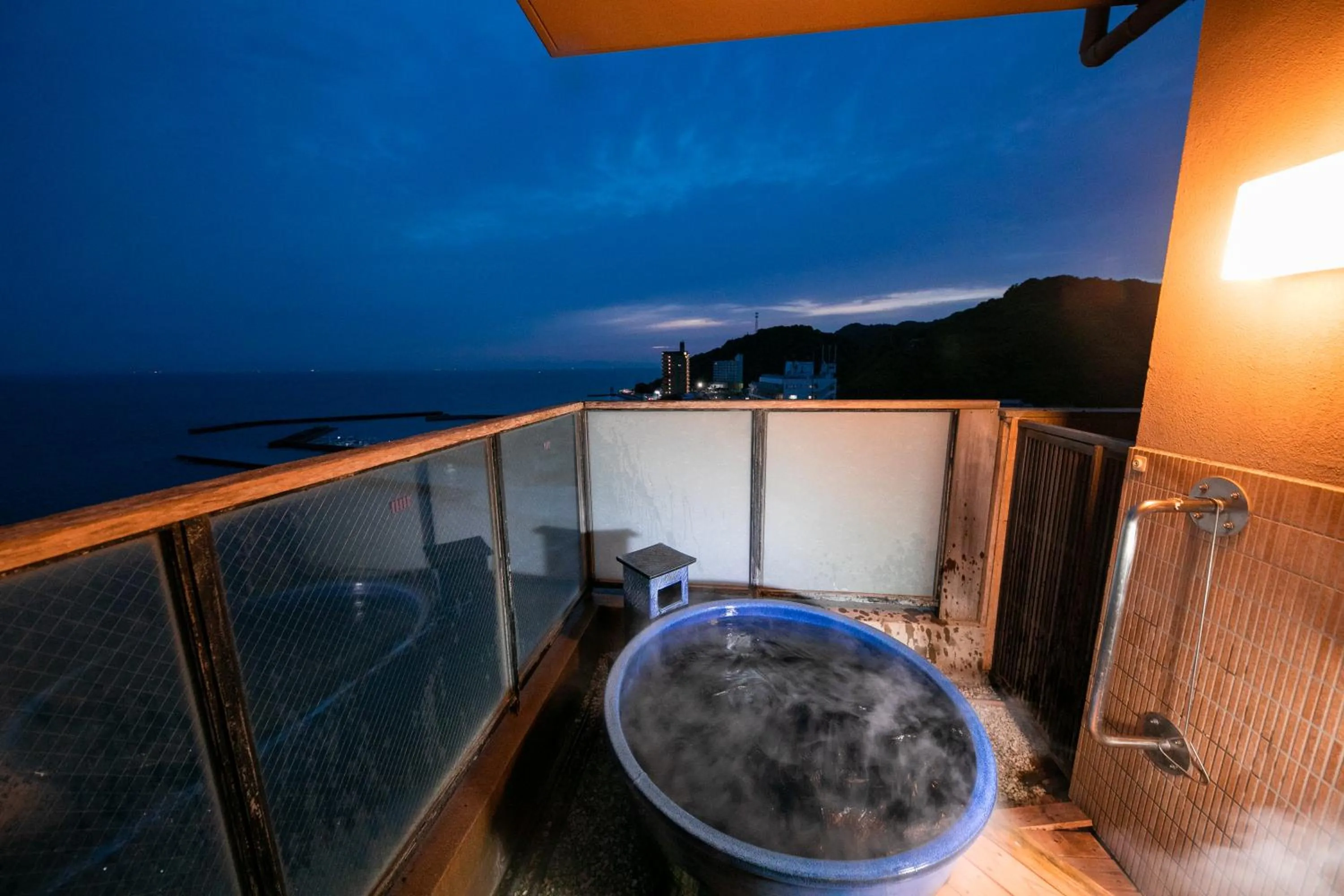 Family Room with Private Bathroom in Genjiko