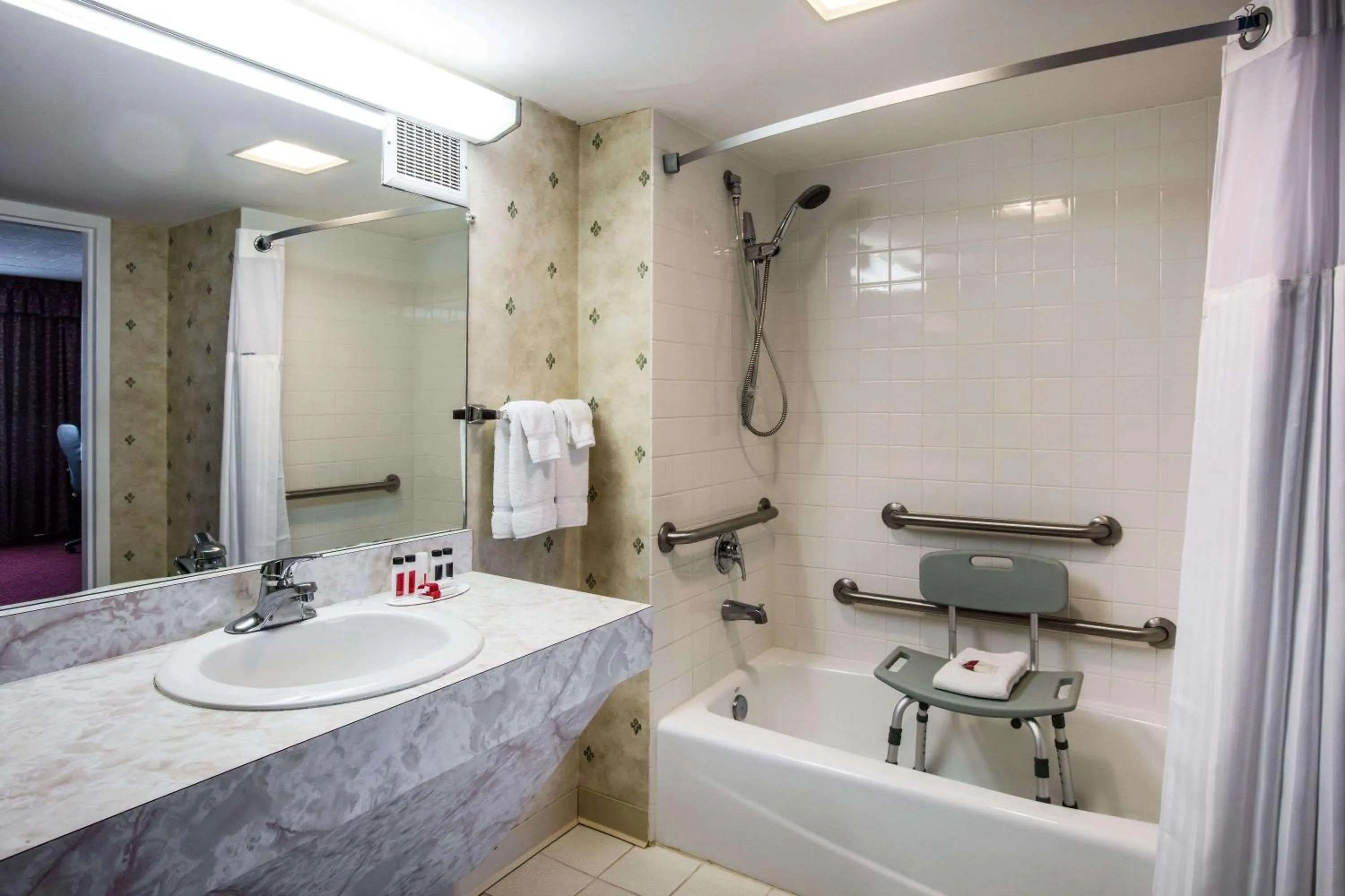 Queen Room with Bath Tub - Mobility Accessible/Non-Smoking in Ramada by Wyndham Ligonier