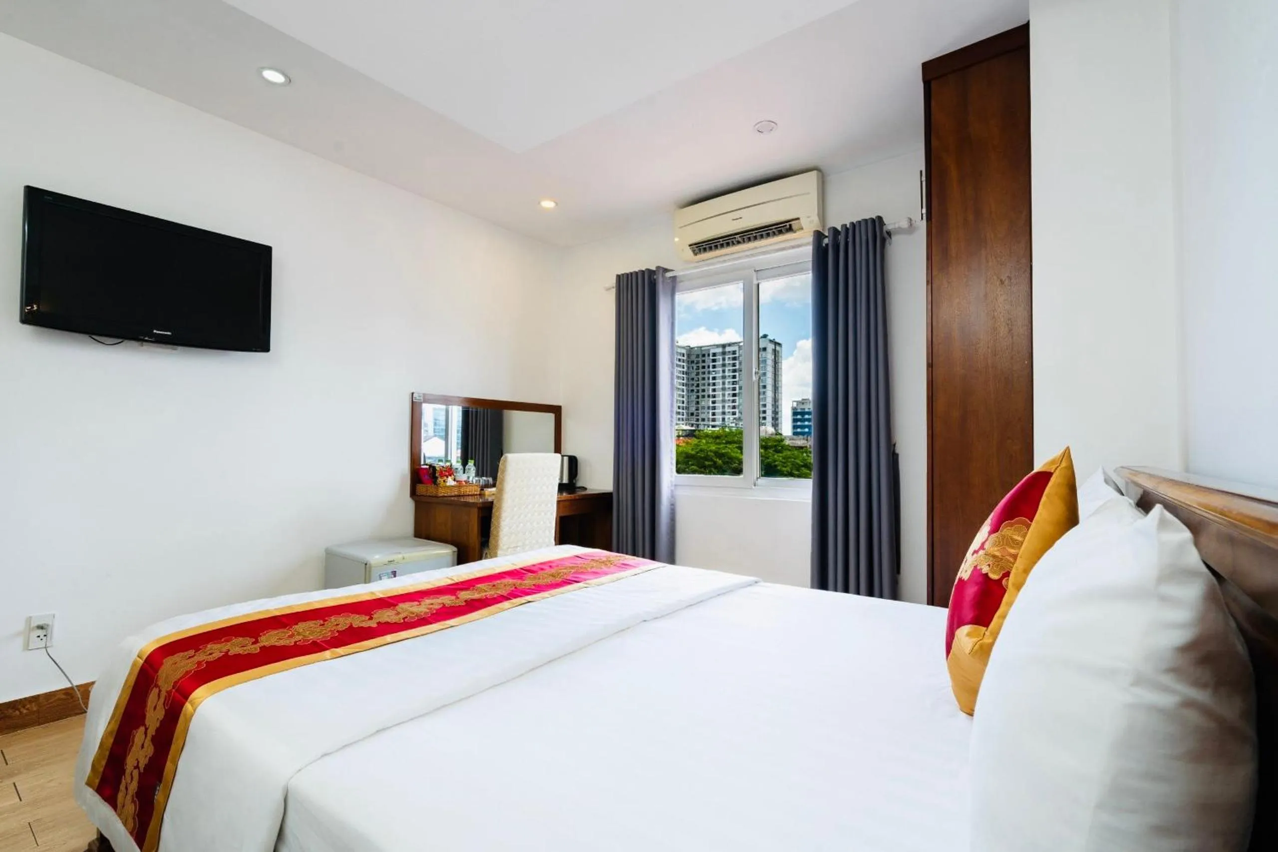 Deluxe Double Room in King Hotel Saigon Airport