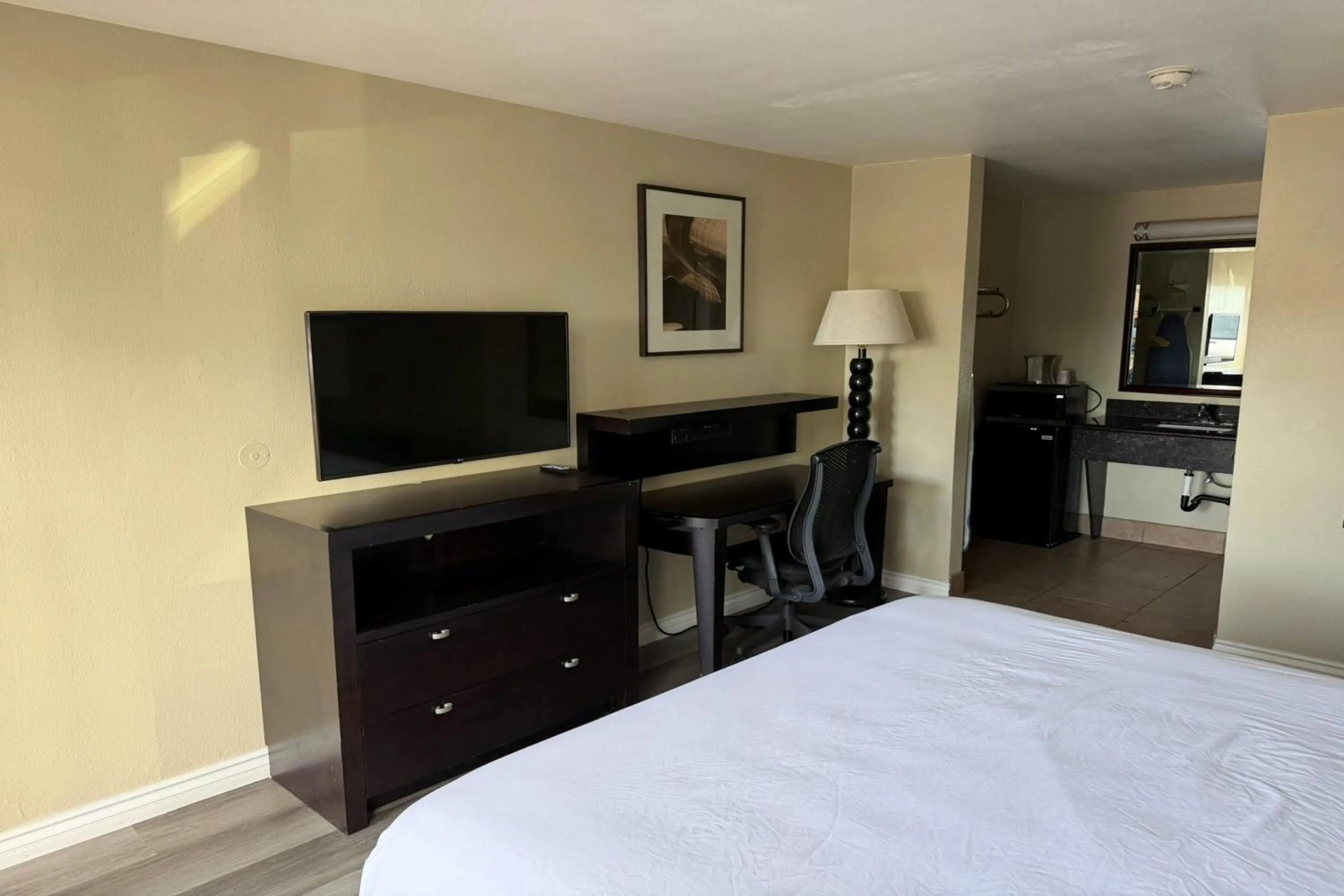King Room - Non-Smoking in Travelodge by Wyndham Hemet CA