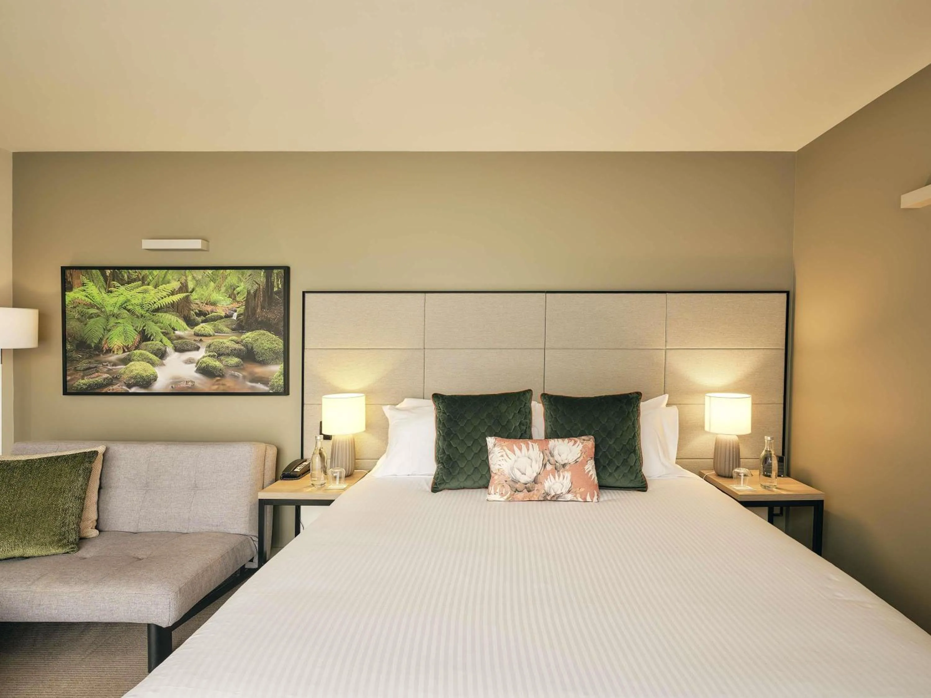 Superior King Room with Sofabed in Peppers Marysville