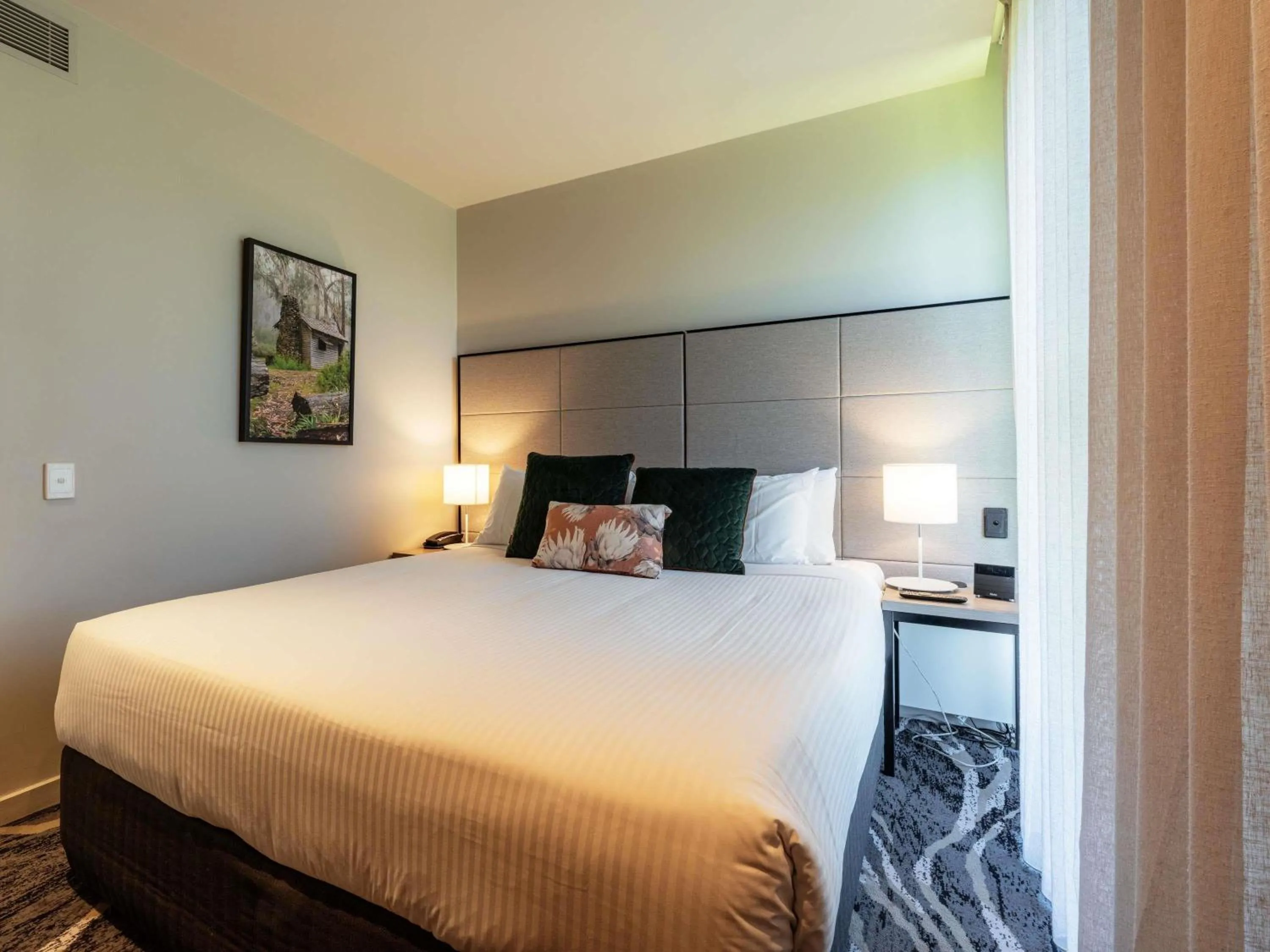 One-Bedroom King Suite with Balcony in Peppers Marysville