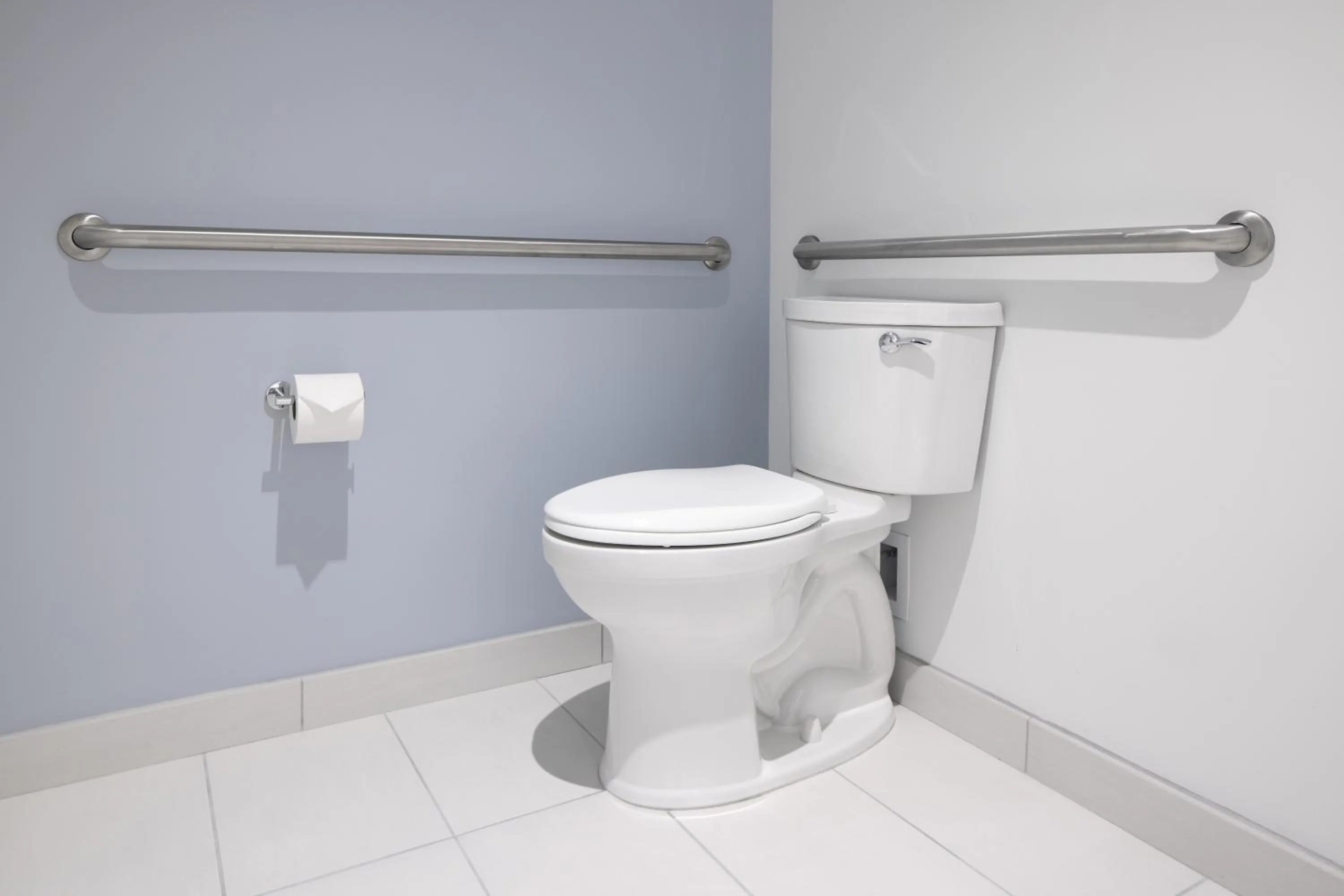 Mobility Accessible Pool View Standard Room, w/ADA tub (Includes Early Park Admission*) in Universal's Stella Nova Resort