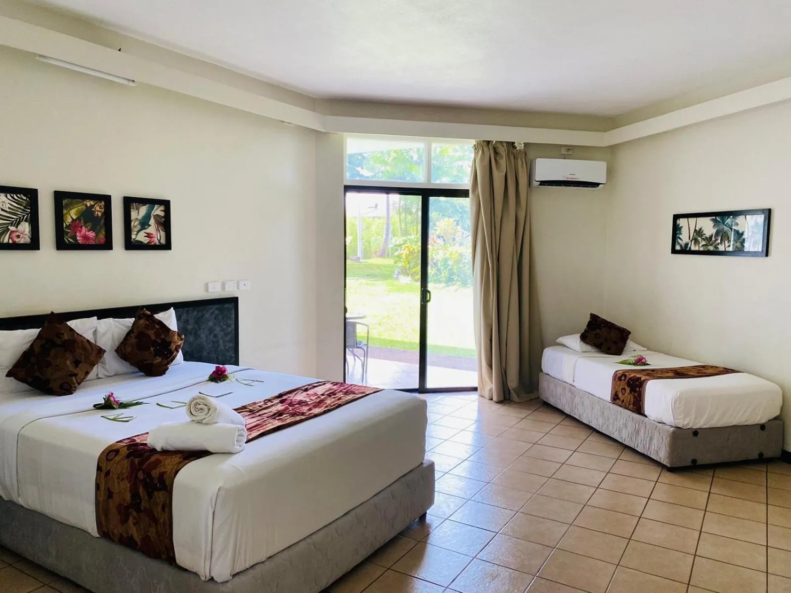 Deluxe Double Room (2 Adults + 1 Child) in Hotel Oasis